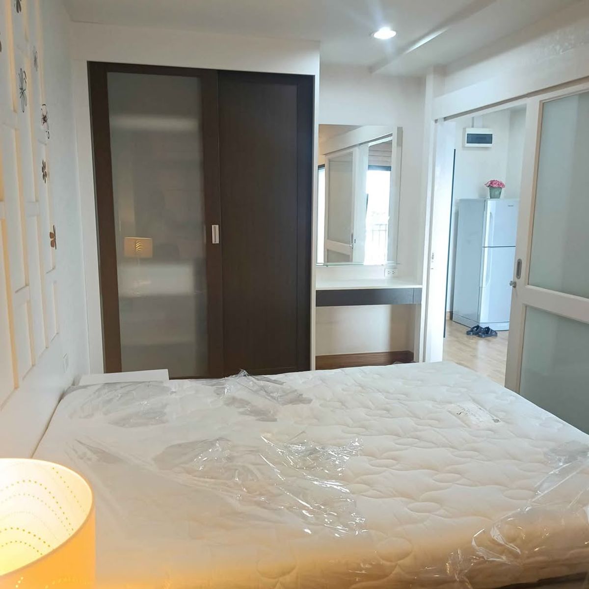 For RentCondoKaset Nawamin,Ladplakao : For rent, Condo Baan Nawathara Kaset-Nawamin  ***Price 9,000 baht / month (rent includes common fee) ***  * 5th floor, Building D * Area 33 square meters * Room type 1 bedroom, 1 bathroom  * Furniture in the room Bed / mattress / wardrobe / dressing table
