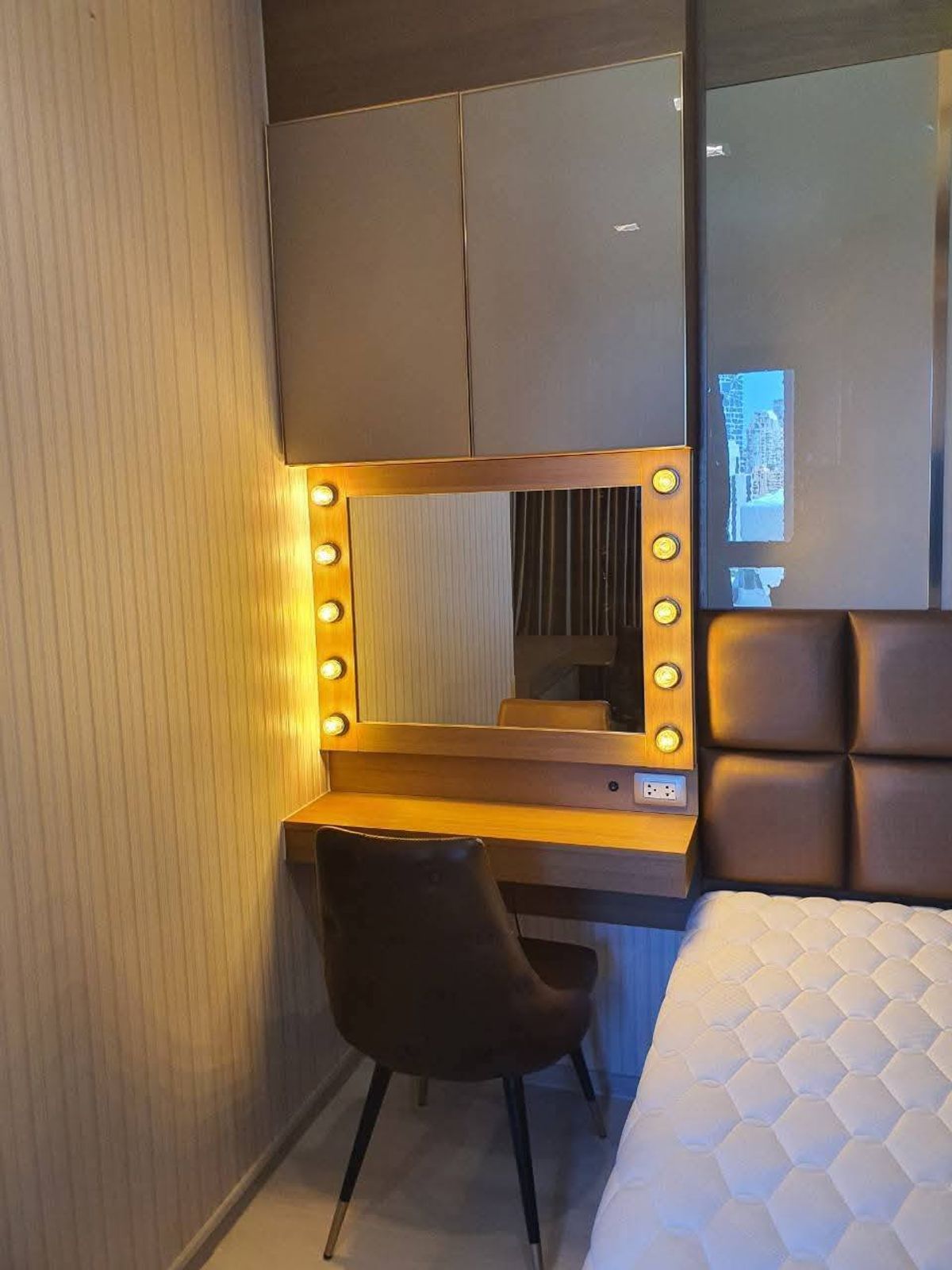 For SaleCondoWitthayu, Chidlom, Langsuan, Ploenchit : Near BTS Ploenchit, only 550 meters.