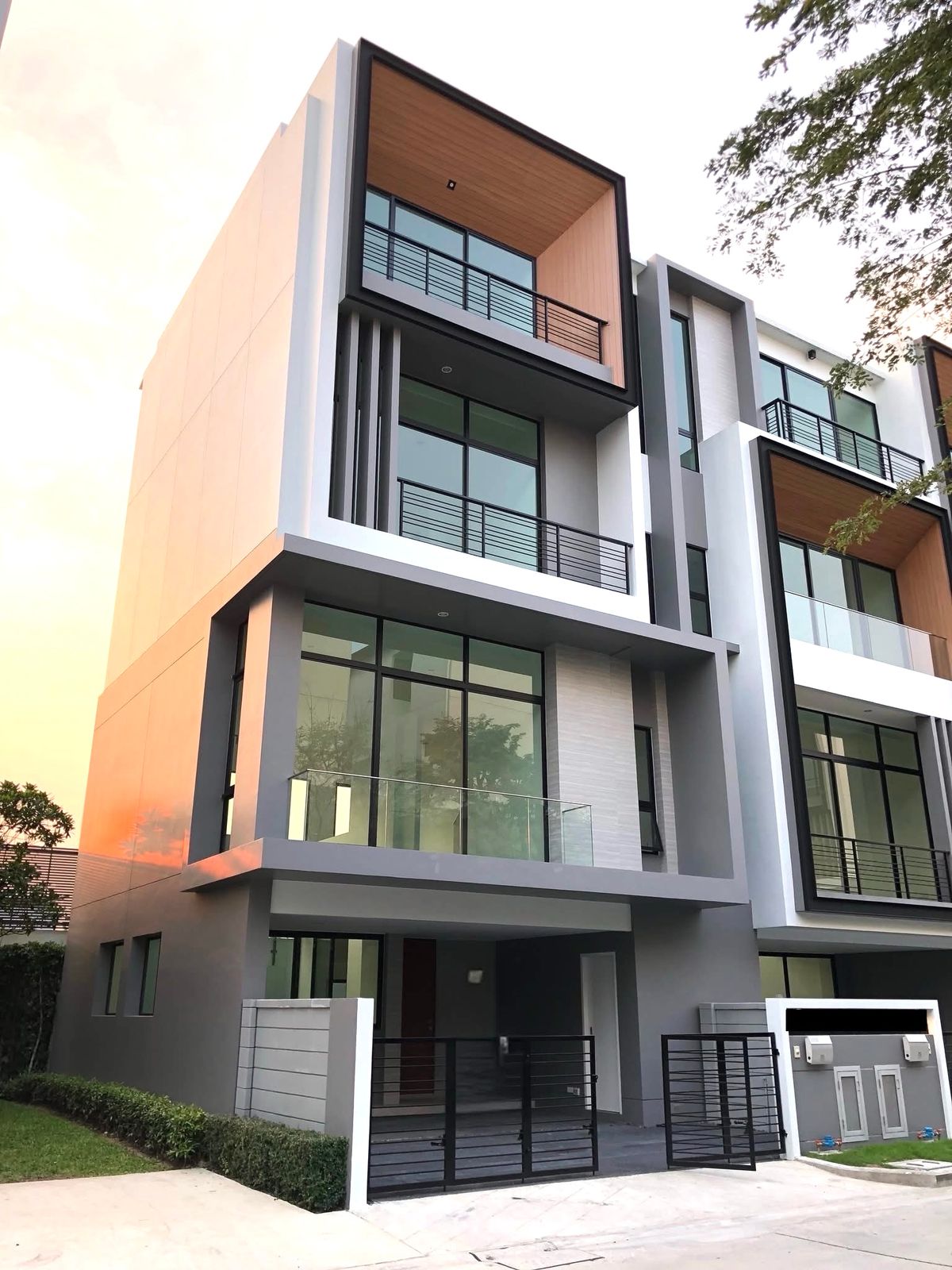 ให้เช่าทาวน์โฮมพัฒนาการ ศรีนครินทร์ : ให้เช่า Townhome 3.5 ชั้น หลังมุม Nirvana Define พระราม 9
