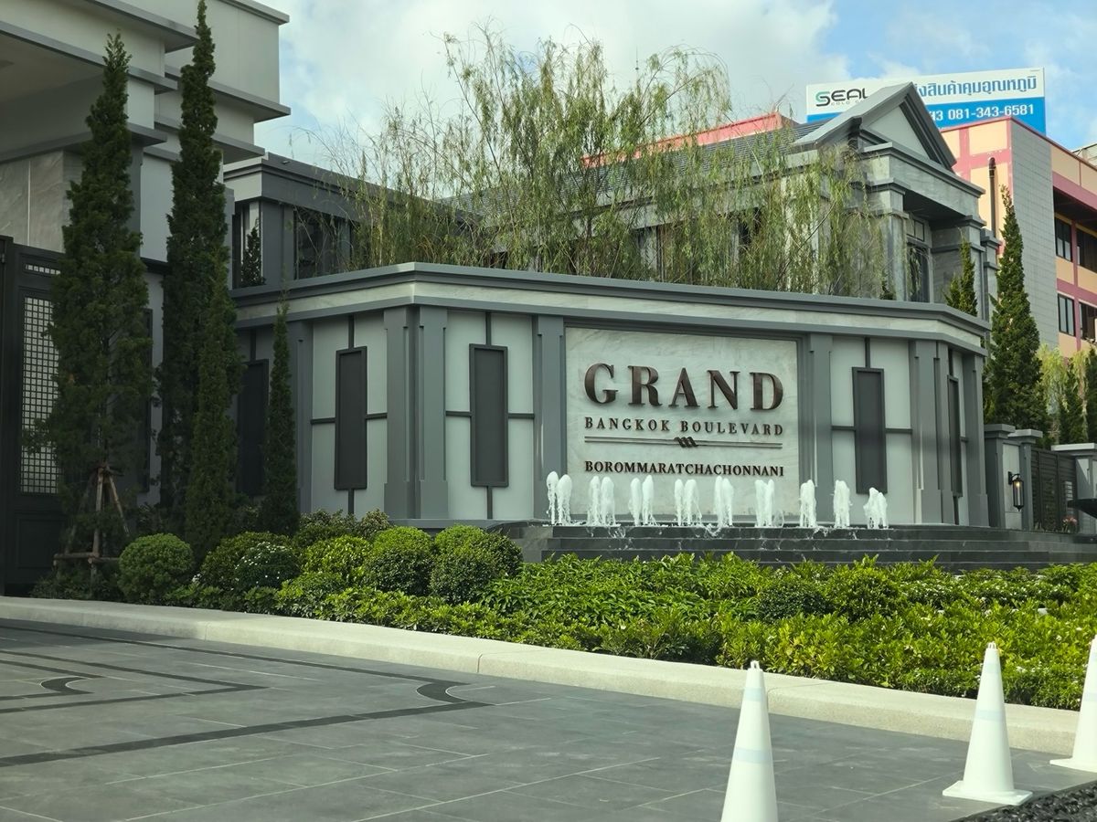 ขายบ้านปิ่นเกล้า จรัญสนิทวงศ์ : 🔥คฤหาสน์หรู Grand Bangkok Boulevard บรมราชชนนี พื้นที่ใช้สอย 676 Sq.m. | 5 นอน 6 น้ำ  5 จอด 📲 𝟎𝟔𝟒-𝟕𝟗𝟒𝟒𝟐𝟔𝟑(คุณน้ำ) 