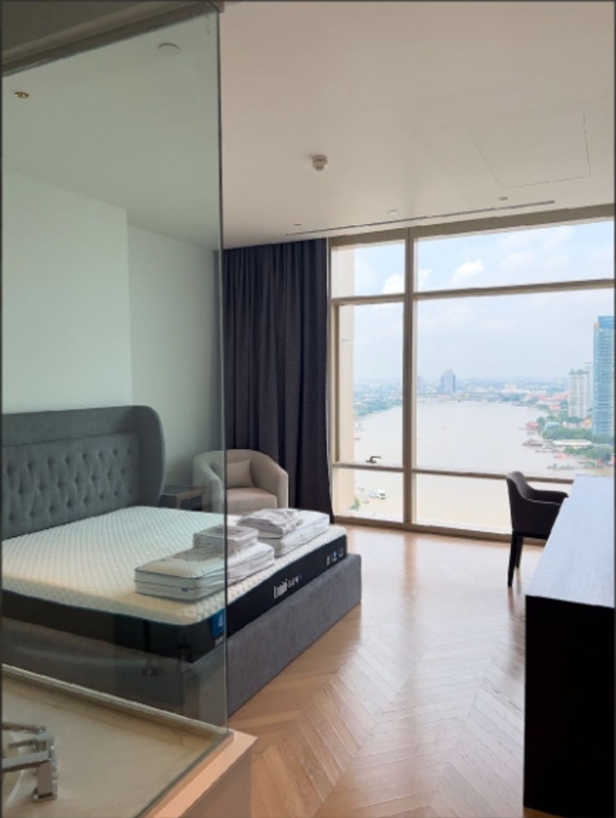 คอนโดสาทร นราธิวาส : คอนโดหรูที่ Four Seasons Private Residences เดินทางสะดวก ใกล้รถไฟฟ้าบีทีเอส มีรถรับส่ง ห้องสวย เฟอร์นิเจอร์ครบ พร้อมอยู่