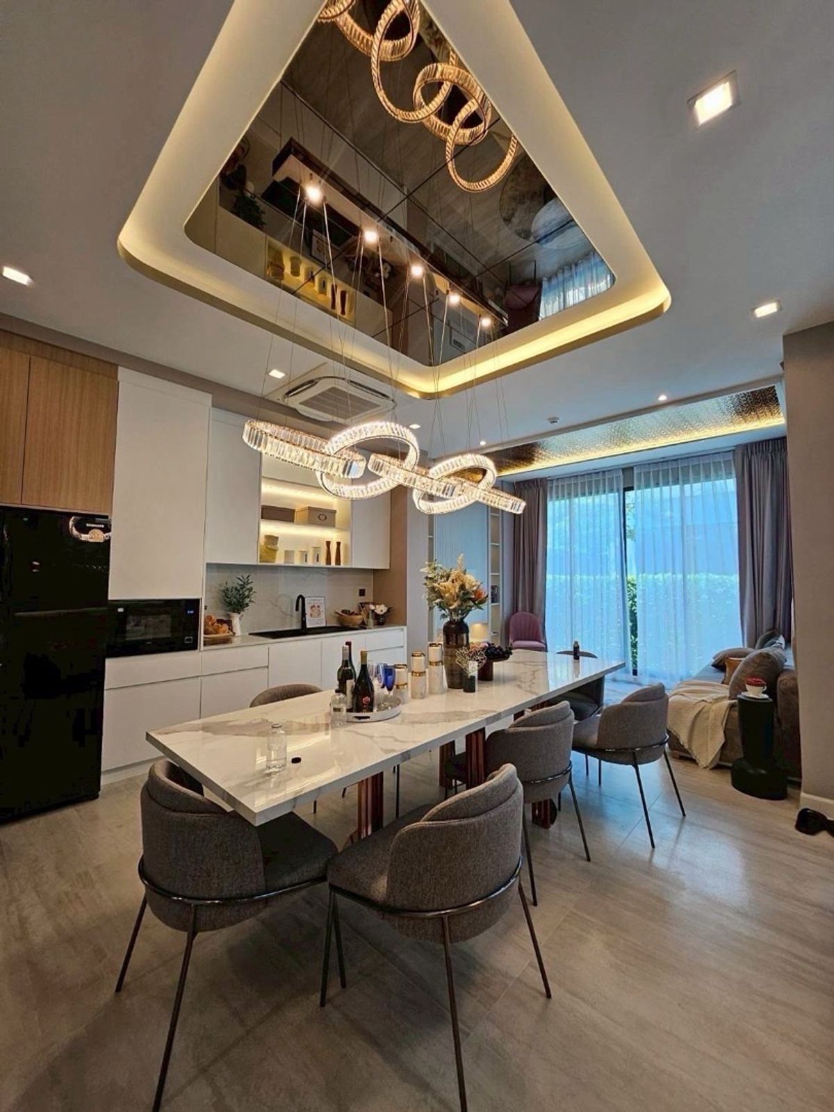 HousePattanakan, Srinakarin : 📢👇 Luxury 3-Storey Home with in-house lift. Krungthep Kreetha area, right next to the expressway and just 5 minutes from the airport.#petfriendly