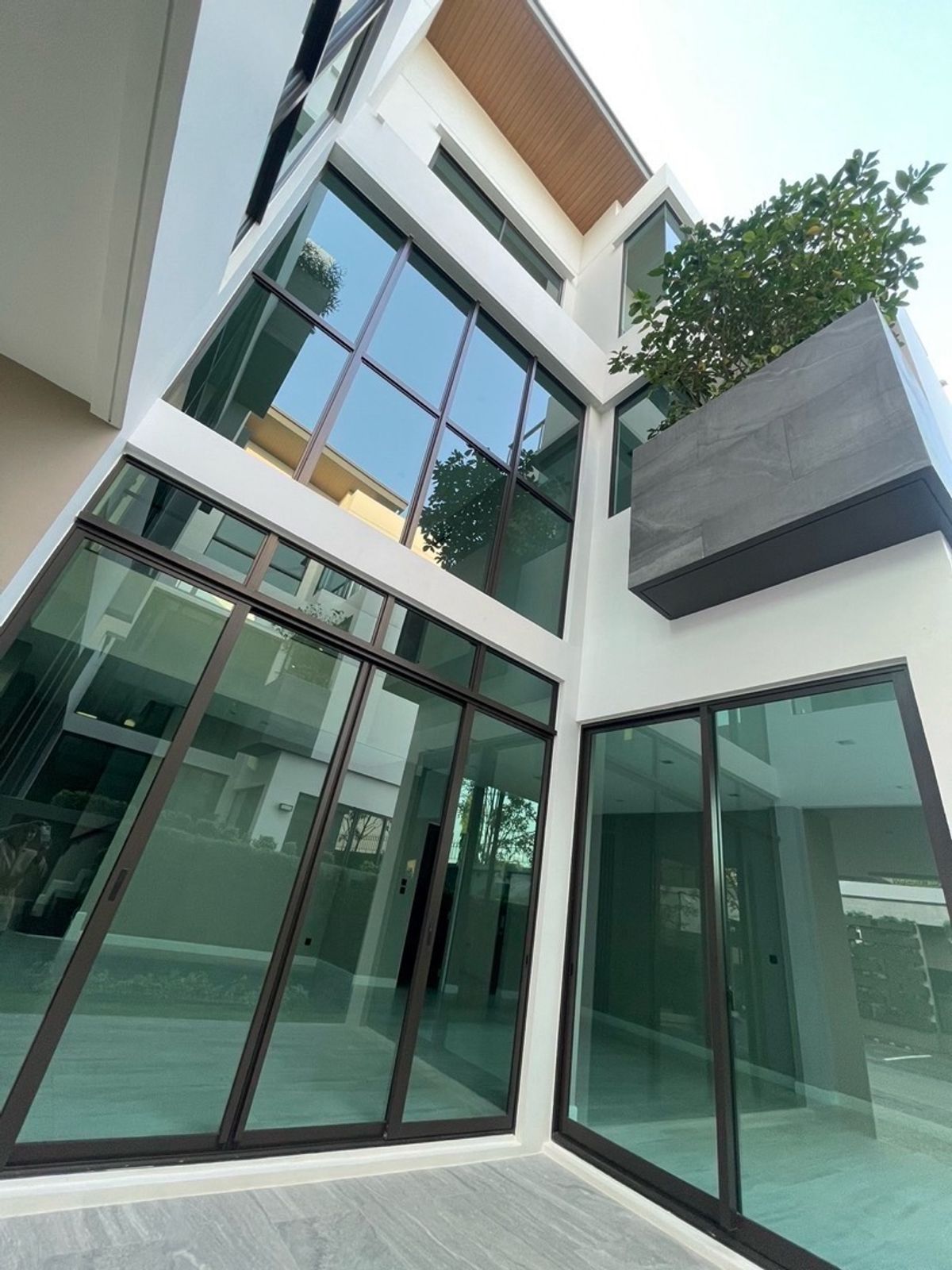 บ้านพัฒนาการ ศรีนครินทร์ : 📢👇 บ้านหรู 3 ชั้น พร้อมลิฟต์ ในโครงการ The Gentry Cultivar Rama 9
ทำเลศักยภาพย่านกรุงเทพกรีฑา ติดทางด่วน ใกล้สนามบิน เพียง 5 นาที
#เลี้ยงสัตว์ได้ #petfriendly