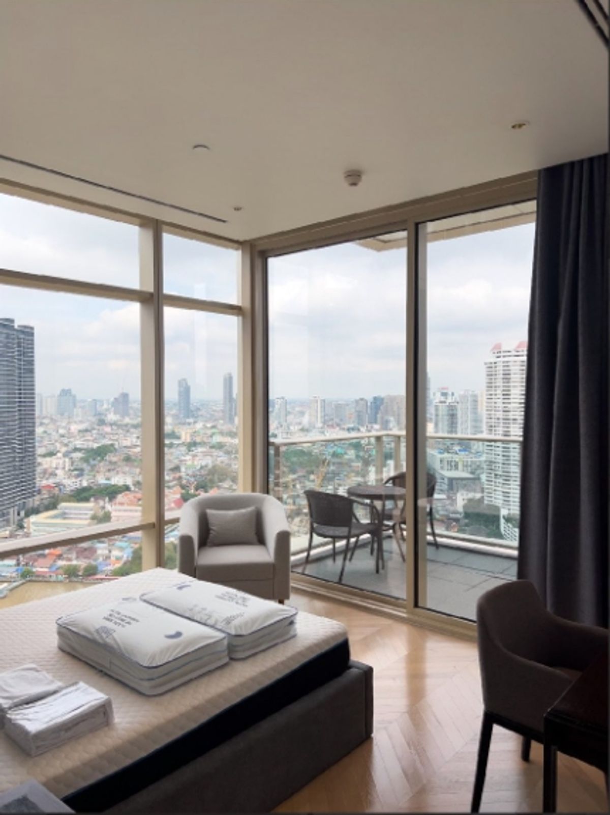 คอนโดสาทร นราธิวาส : คอนโดหรูที่ Four Seasons Private Residences เดินทางสะดวก ใกล้รถไฟฟ้าบีทีเอส มีรถรับส่ง ห้องสวย เฟอร์นิเจอร์ครบ พร้อมอยู่