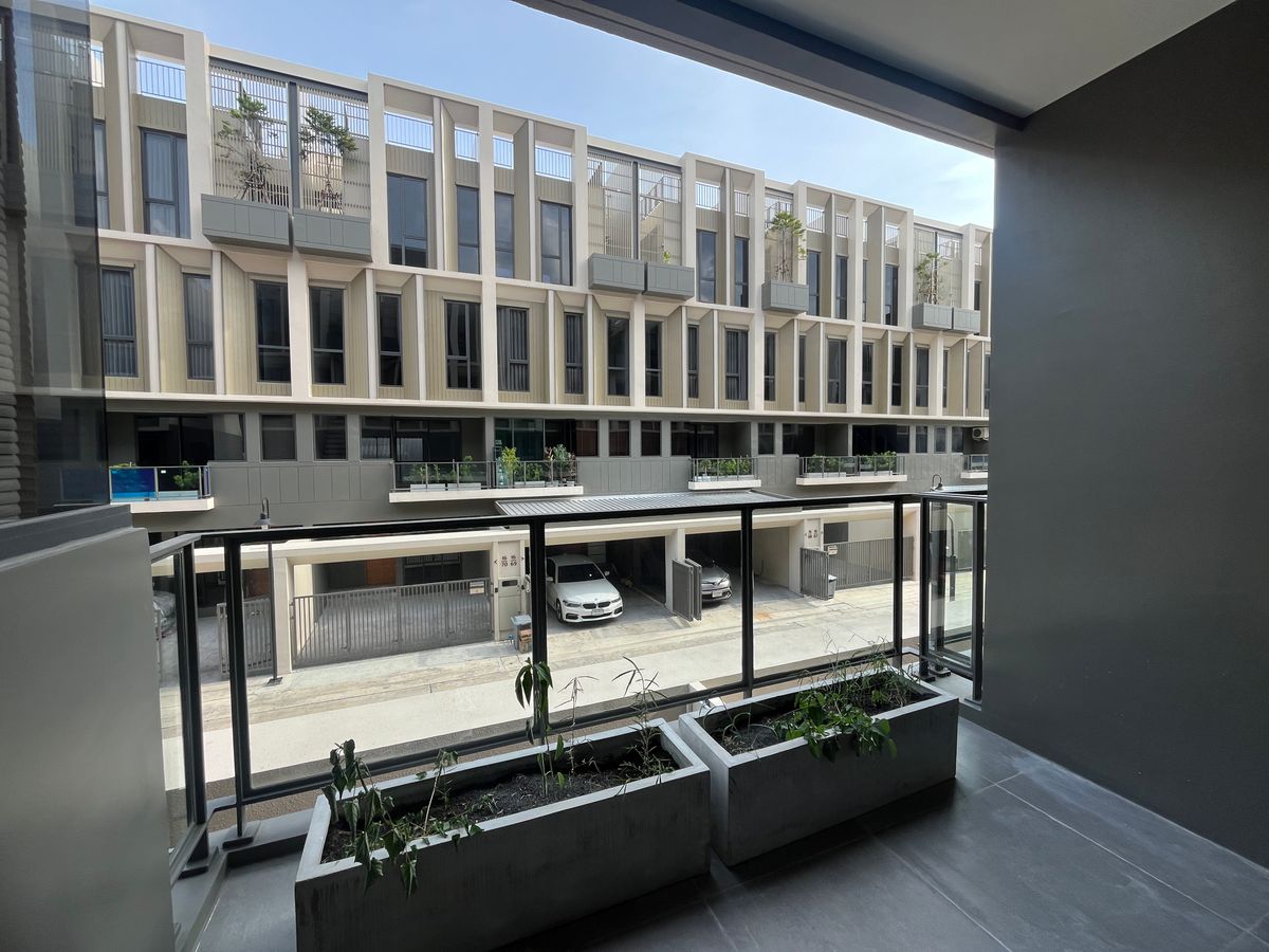 ให้เช่าทาวน์โฮมลาดพร้าว101 แฮปปี้แลนด์ : ✨ บ้านเดี่ยวหรู 4 ชั้น สไตล์โมเดิร์น เหมาะสำหรับครอบครัว หรือโฮมออฟฟิศ ตกแต่งครบ พร้อมอยู่ ใกล้ MRT ลาดพร้าว และเลียบด่วนรามอินทรา