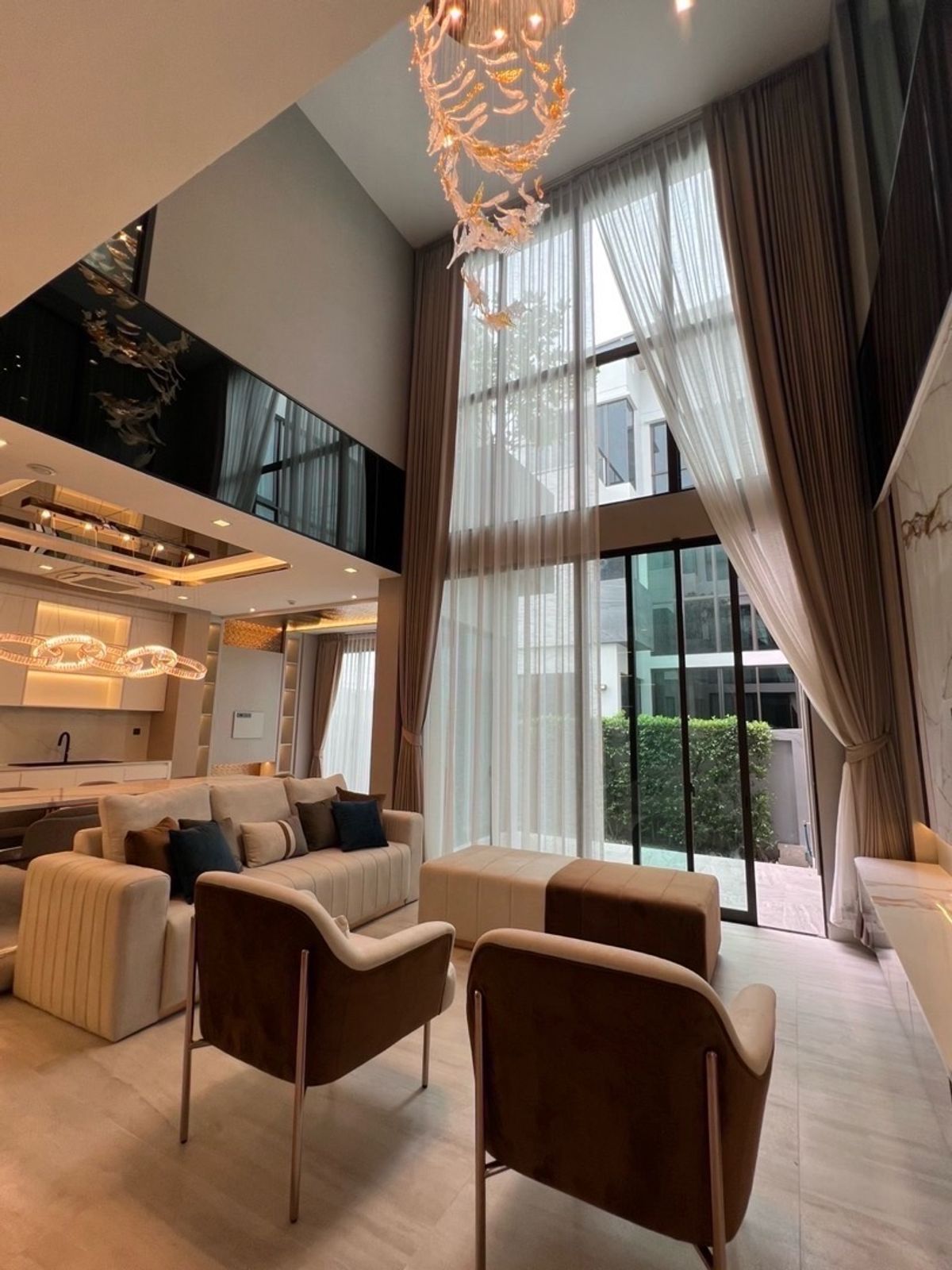 HousePattanakan, Srinakarin : 📢👇 Luxury 3-Storey Home with in-house lift. Krungthep Kreetha area, right next to the expressway and just 5 minutes from the airport.#petfriendly