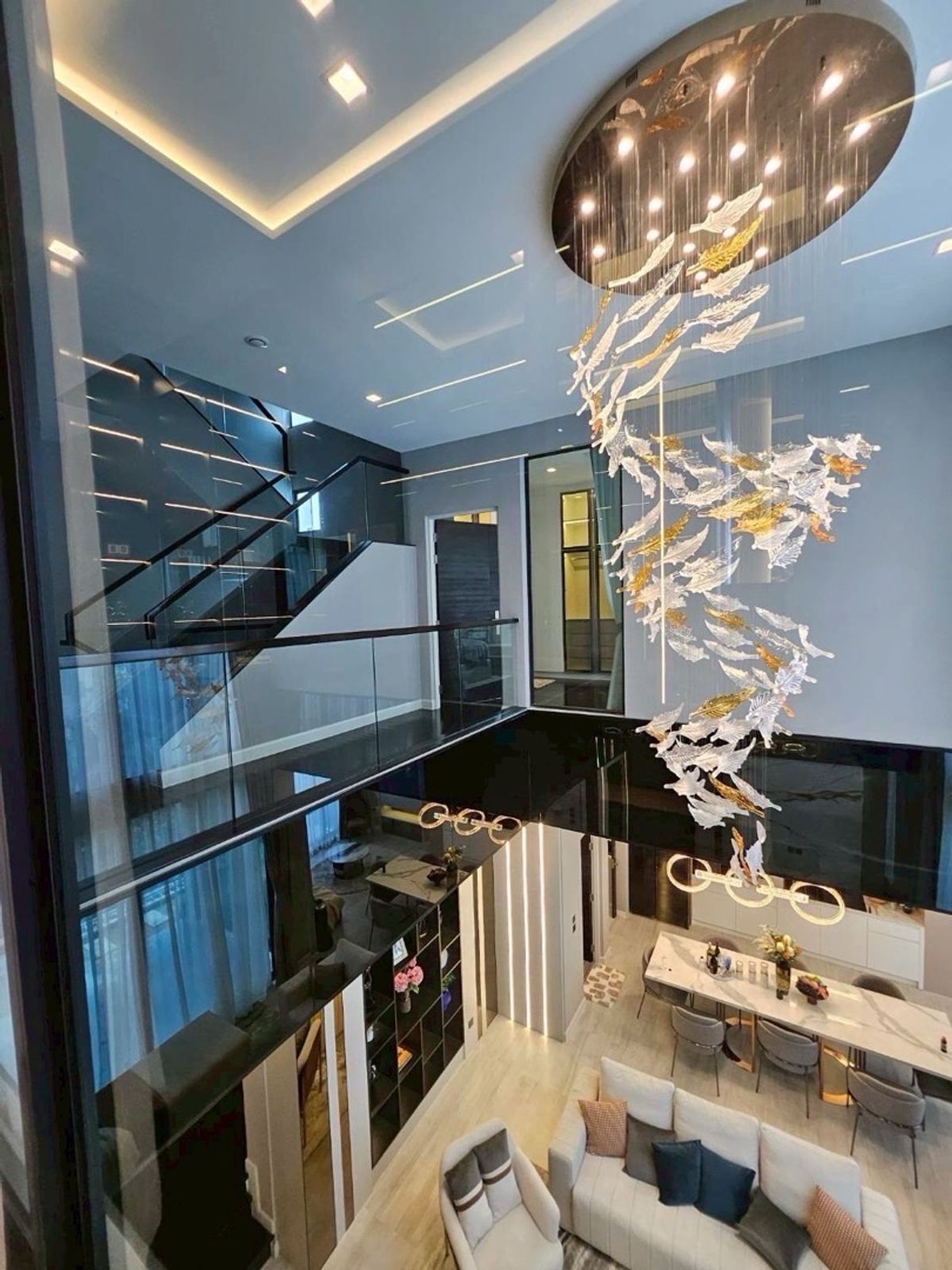 HousePattanakan, Srinakarin : 📢👇 Luxury 3-Storey Home with in-house lift. Krungthep Kreetha area, right next to the expressway and just 5 minutes from the airport.#petfriendly