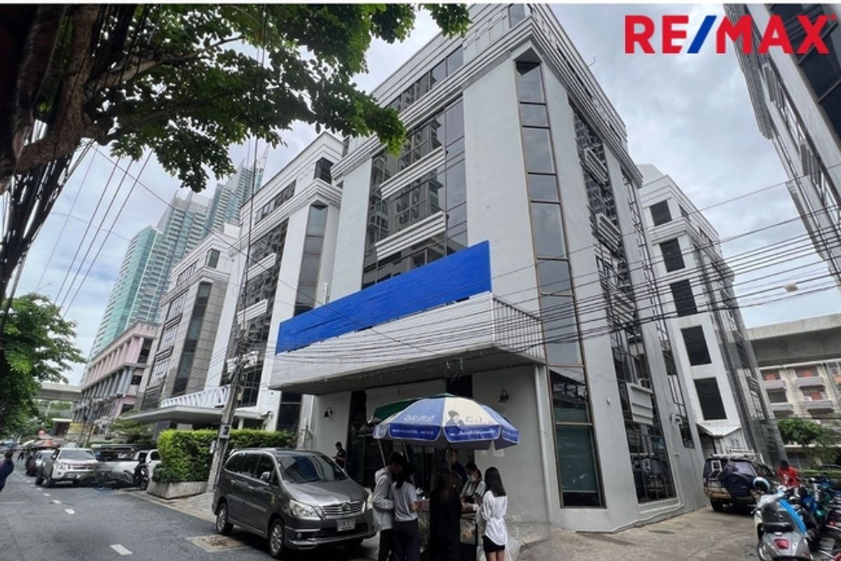 For RentOfficeWongwianyai, Charoennakor : 7 -story office building for rent in Charoen Nakhon area, near ICONSIAM, only 500 meters. Walk to BTS BTS Saphan Taksin, Golden Location on the Thonburi side. With parking