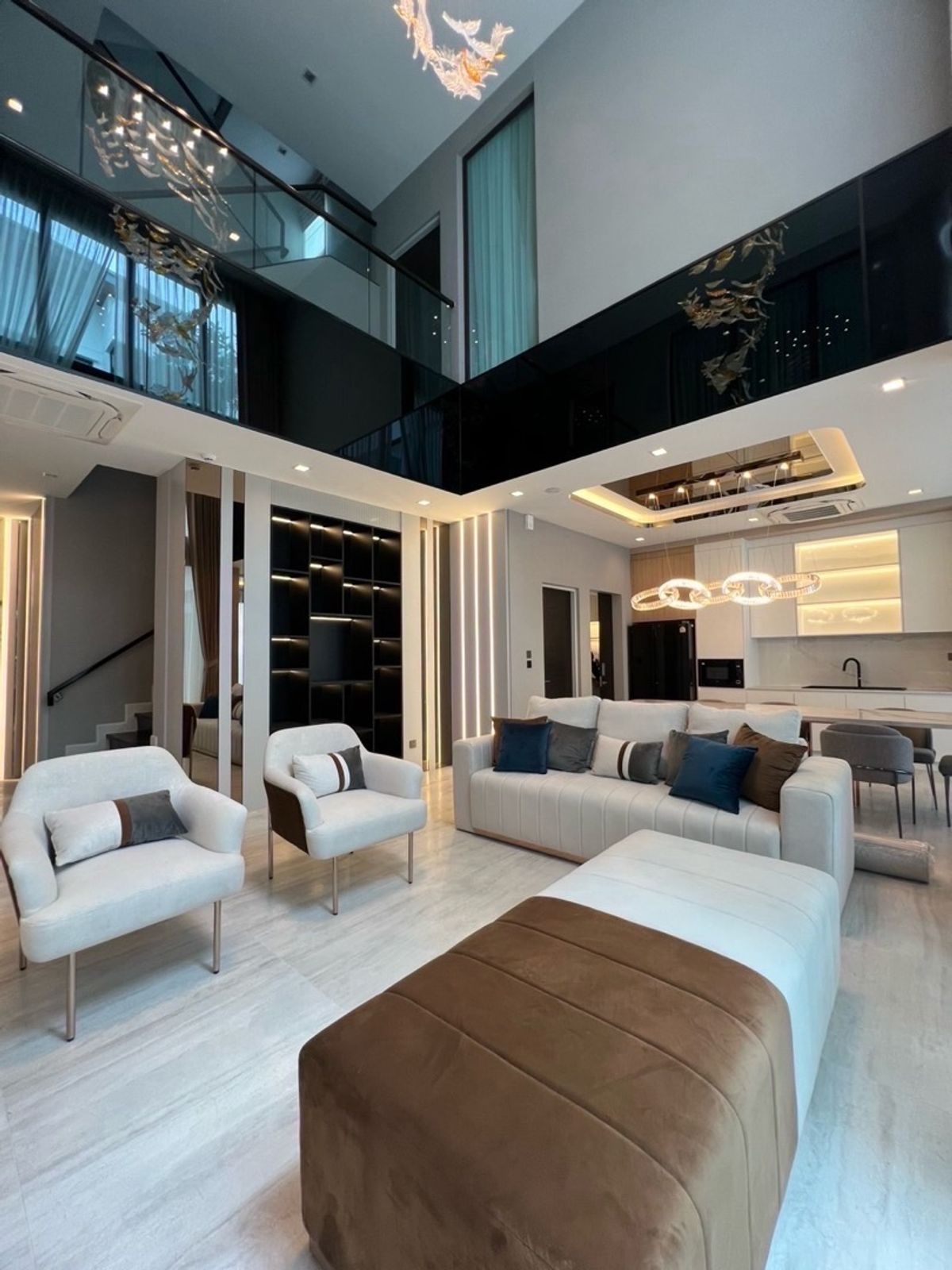 HousePattanakan, Srinakarin : 📢👇 Luxury 3-Storey Home with in-house lift. Krungthep Kreetha area, right next to the expressway and just 5 minutes from the airport.#petfriendly