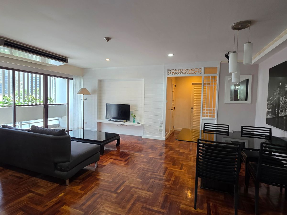 For RentCondoSukhumvit, Asoke, Thonglor : Sukhumvit House Condo for Rent (Sukhumvit House) Soi Sukhumvit 23 in the heart of Asoke, convenient to travel 500 meters. Decorated with