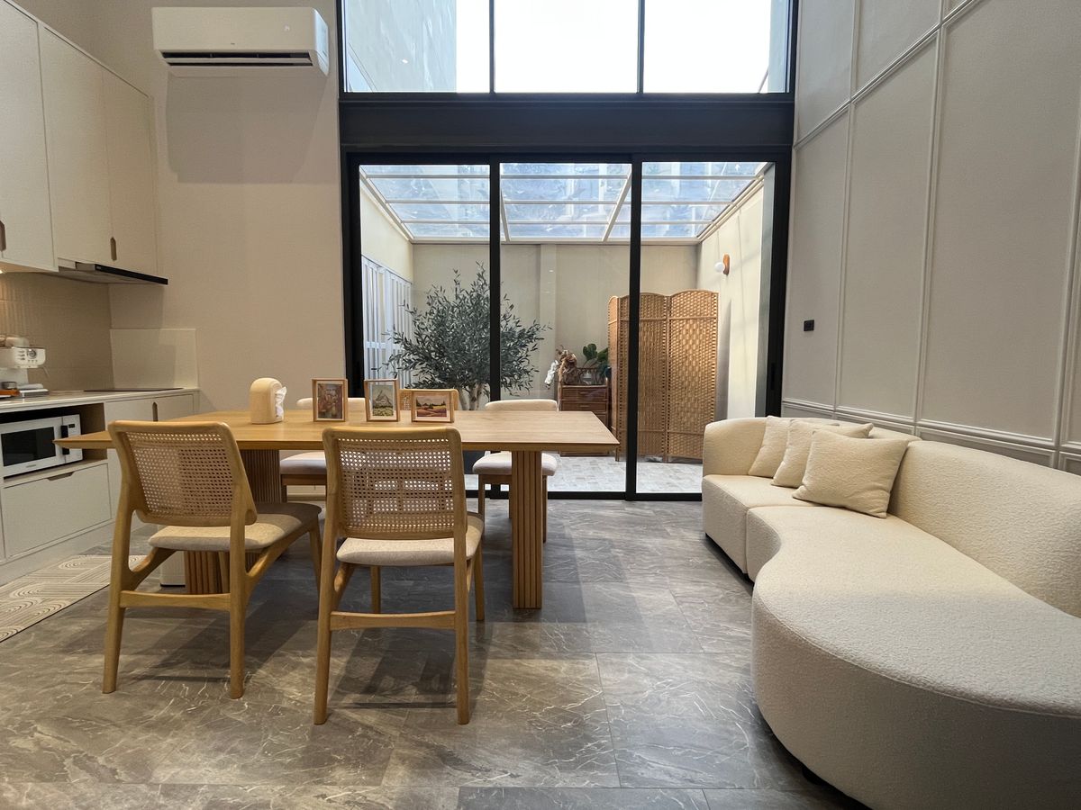 ให้เช่าทาวน์โฮมลาดพร้าว101 แฮปปี้แลนด์ : ✨ บ้านเดี่ยวหรู 4 ชั้น สไตล์โมเดิร์น เหมาะสำหรับครอบครัว หรือโฮมออฟฟิศ ตกแต่งครบ พร้อมอยู่ ใกล้ MRT ลาดพร้าว และเลียบด่วนรามอินทรา