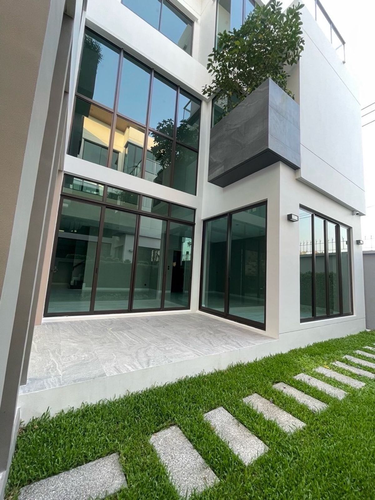 HousePattanakan, Srinakarin : 📢👇 Luxury 3-Storey Home with in-house lift. Krungthep Kreetha area, right next to the expressway and just 5 minutes from the airport.#petfriendly