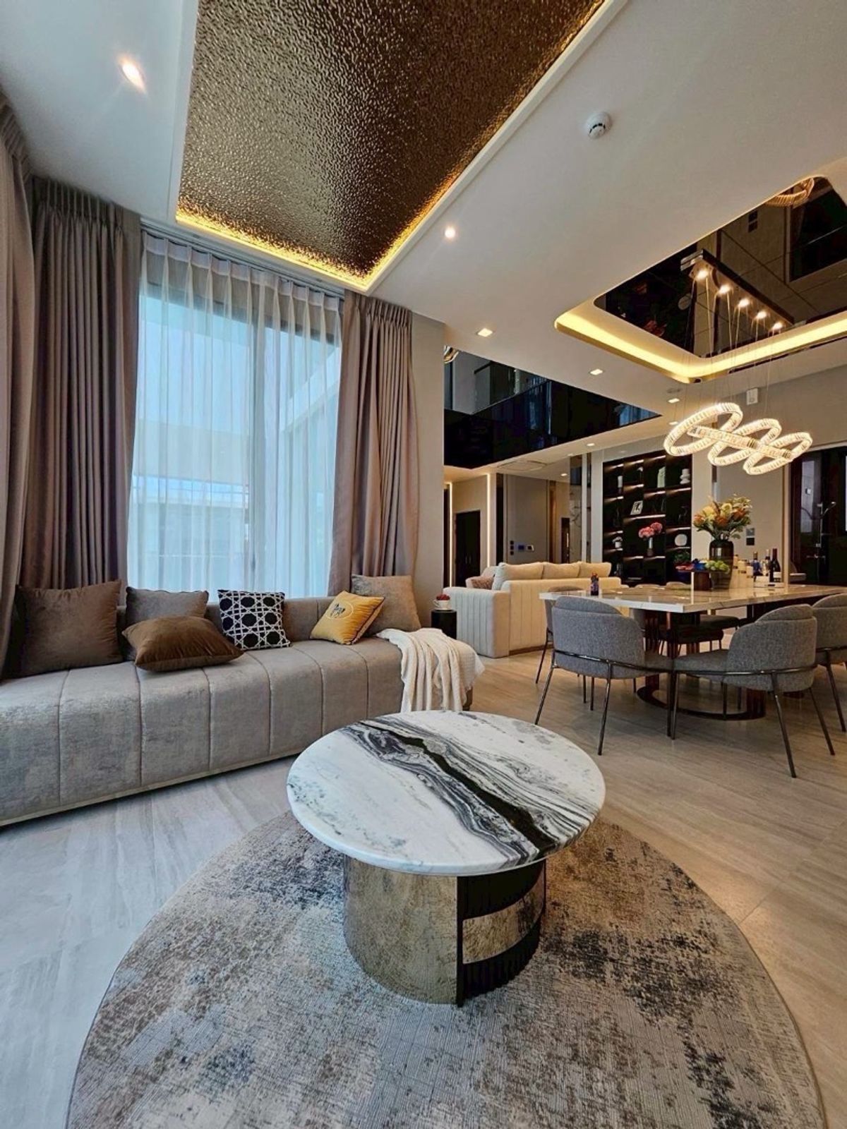 HousePattanakan, Srinakarin : 📢👇 Luxury 3-Storey Home with in-house lift. Krungthep Kreetha area, right next to the expressway and just 5 minutes from the airport.#petfriendly