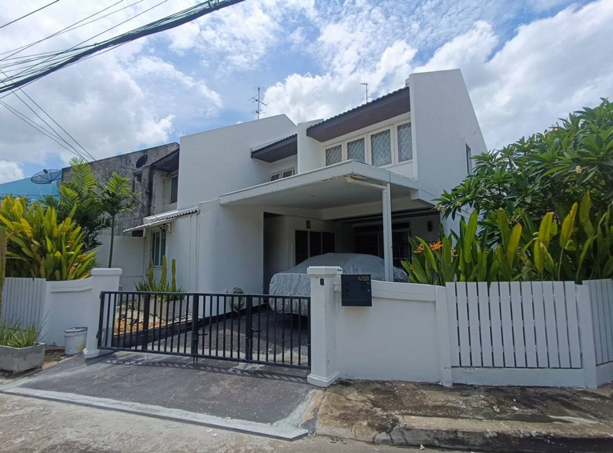 ขายปทุมธานี รังสิต ธรรมศาสตร์ : สอบถามโทร : 089-184-1924 หมู่บ้านการ์เด้นโฮม วิลเลจ ซอยพหลโยธิน 60 ขายบ้านแฝดแปลงมุม 50 ตารางวา 3 ห้องนอน 3 ห้องน้ำ 1 ห้องเมด พร้อมเรือนรับรอง ใกล้ BTS สถานีแยก คปอ.