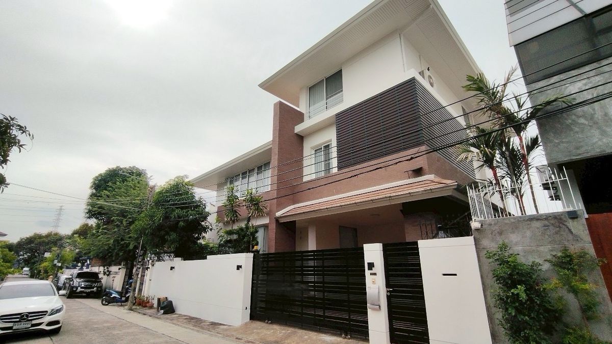 ให้เช่าบ้านรัชดา ห้วยขวาง : ให้เช่าบ้านเดี่ยว 3 ชั้นสุดหรู ใจกลางห้วยขวาง – รัชดานิเวศน์ 16