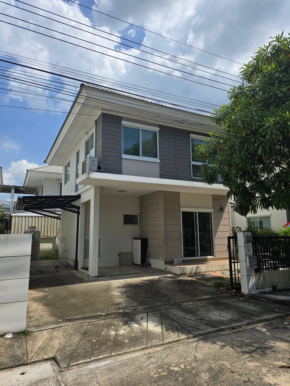 For RentHouseNonthaburi, Bang Yai, Bangbuathong : 3-bedroom detached house in Soi Wat Phra Non with 4 air conditioners and a water heater. Near Central Westgate
