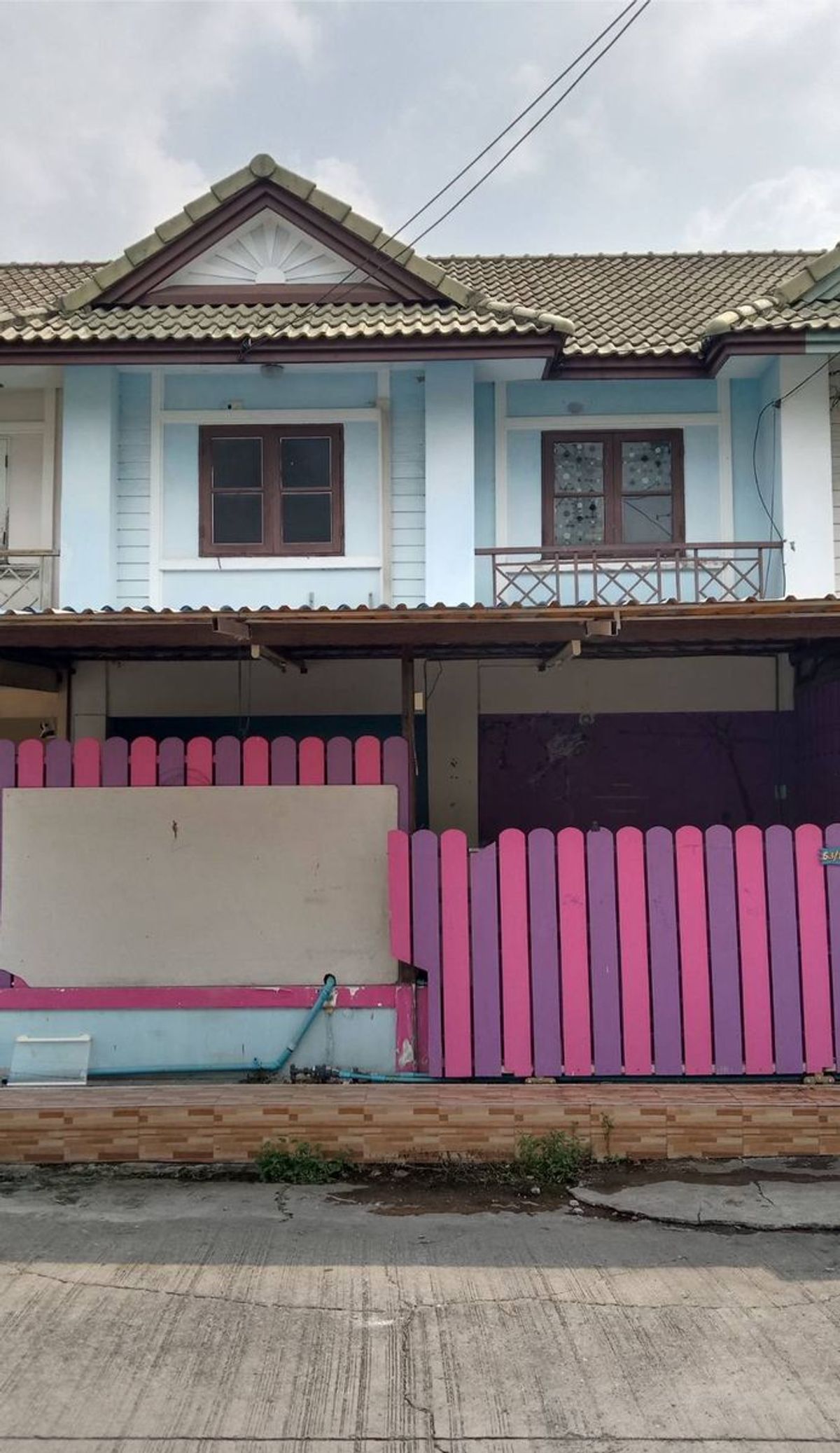 For RentTownhomePathum Thani,Rangsit, Thammasat : 2 -storey townhouse for rent, 18 sq.w. Village, Papraksa Ville 20, Soi 9/1 Soi Lam Lukka 11, Intersection 18, Lam Luk Ka District, with 3 bedrooms, 2 bathrooms