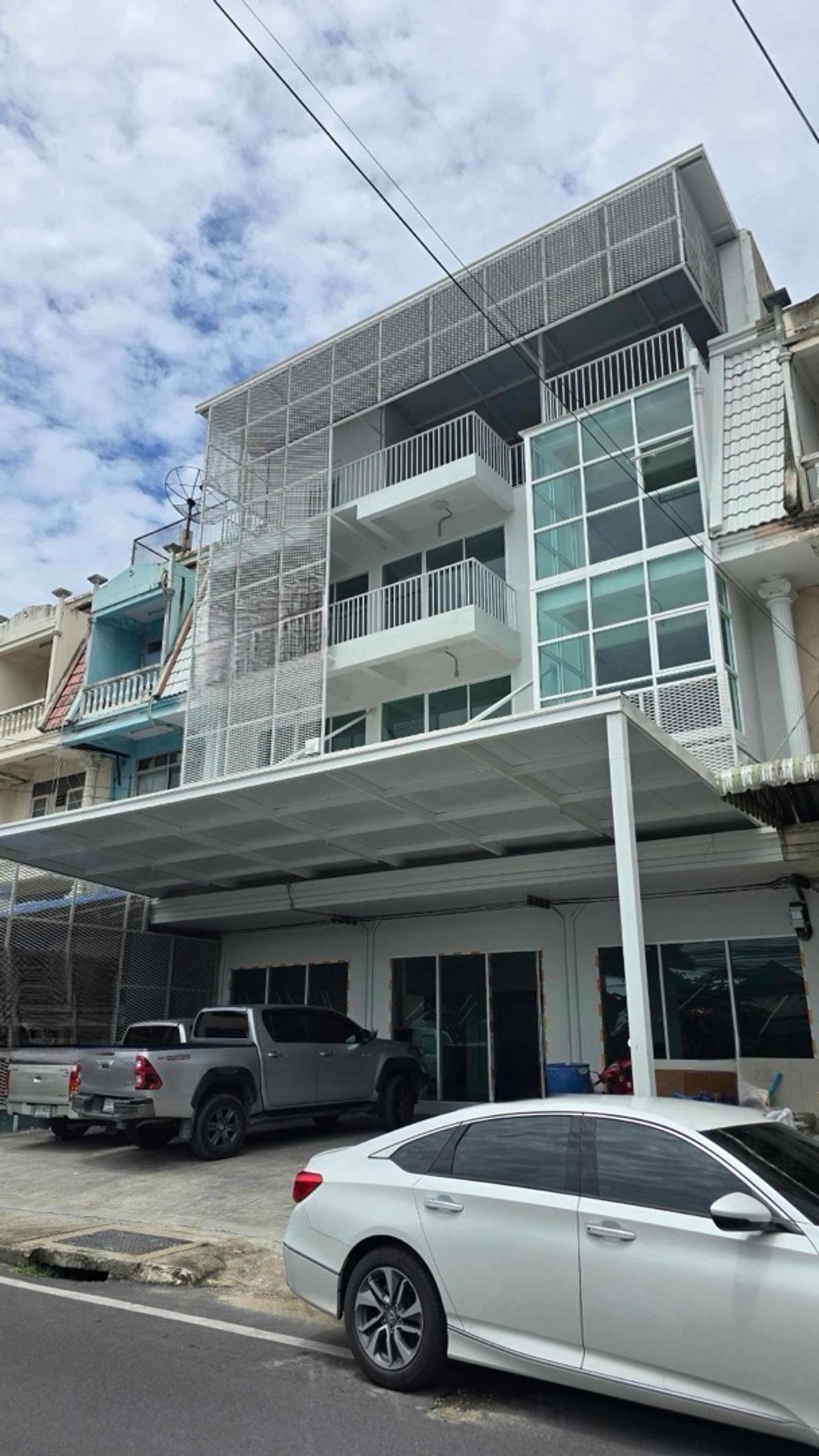 For RentHome OfficeRamkhamhaeng, Hua Mak : For rent, 3 booths, on the main road, Ramkhamhaeng 60, large building Supports a variety of businesses Ready to use immediately!