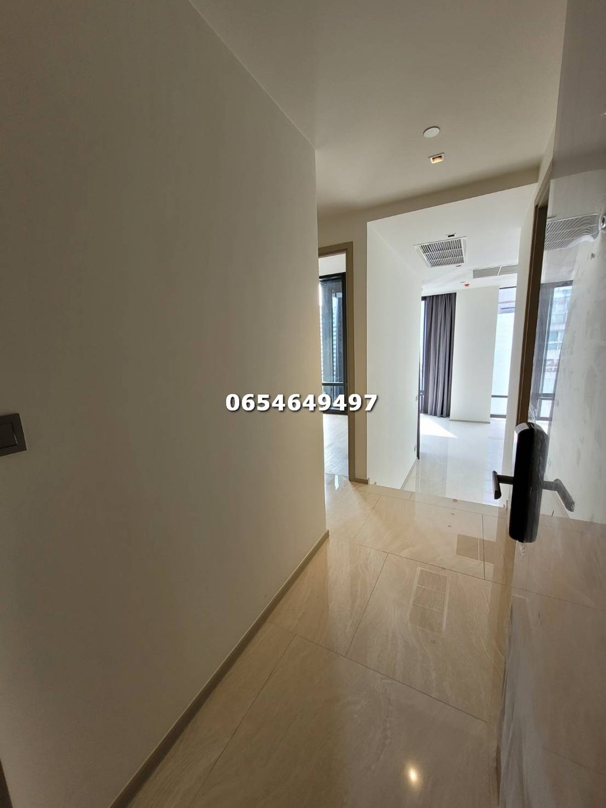 For SaleCondoSilom, Saladaeng, Bangrak : Urgent for sale ashaton Silom 2 bedrooms, 2 bathrooms, size 72.03 sq.m., interested, contact 065-464-9497
