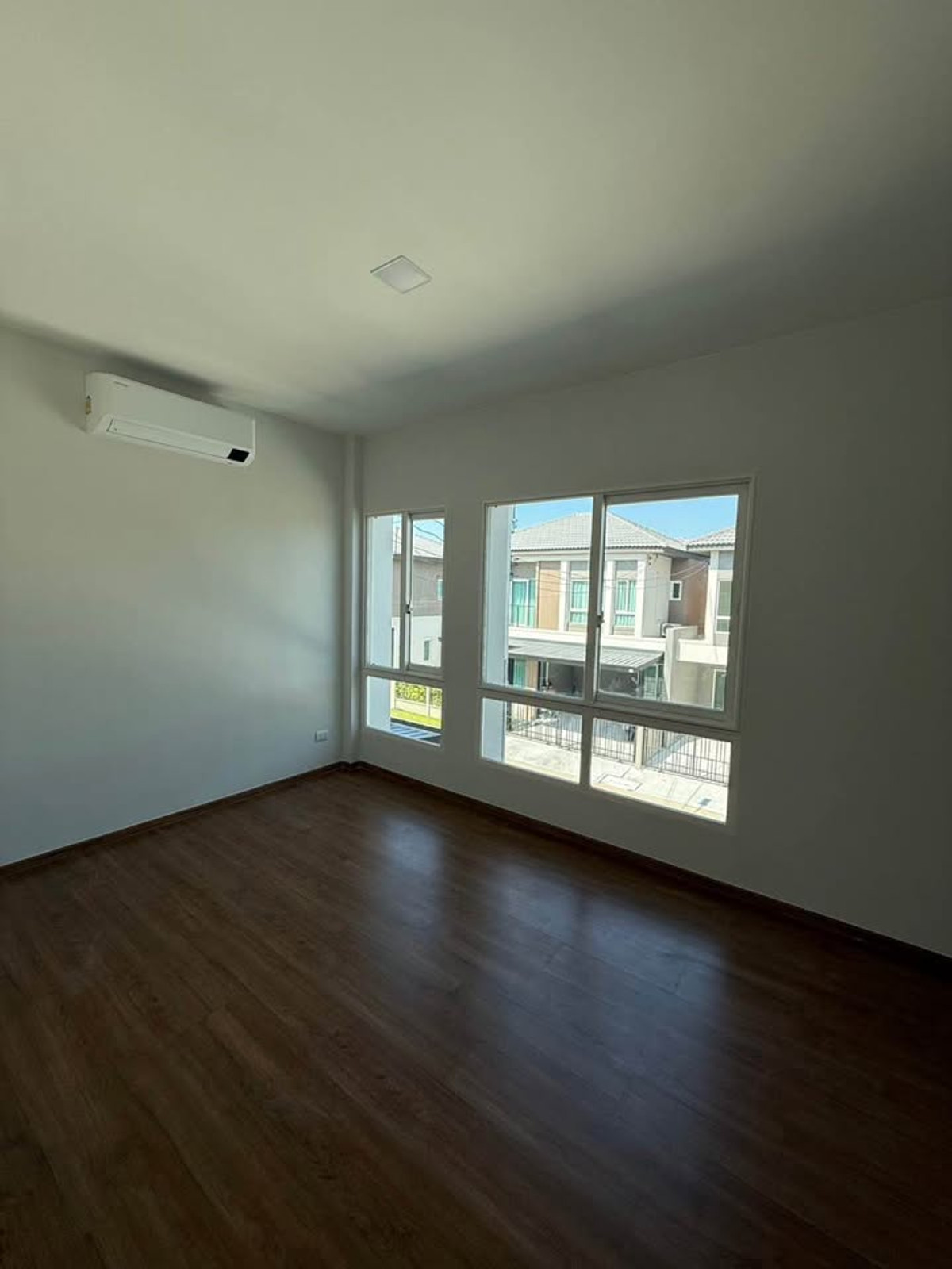 ให้เช่าทาวน์โฮมนนทบุรี บางใหญ่ บางบัวทอง : บ้านเปล่า หลังมุม ขับรถ 5นาที ถึงเซนทรัล เวสเกต เลี้ยงสัตว์ได้