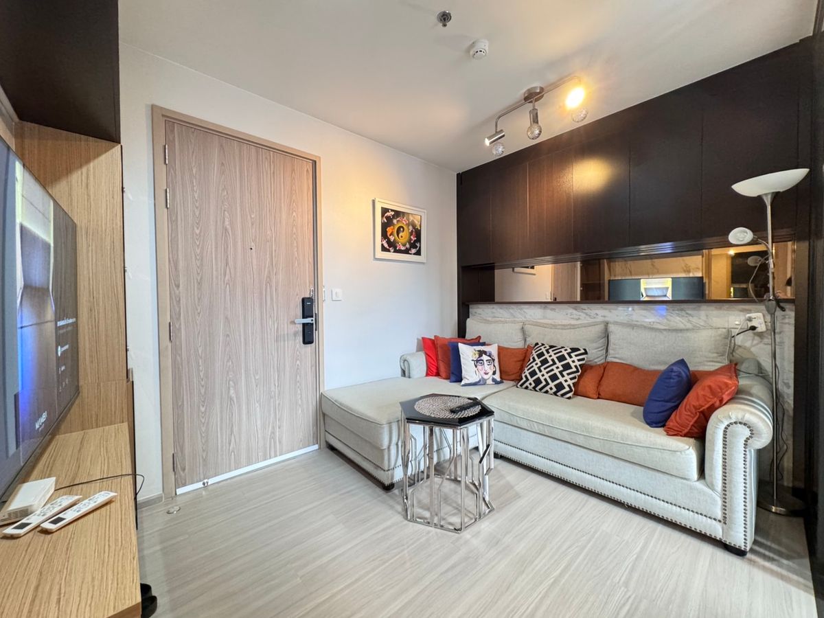 For RentCondoThaphra, Talat Phlu, Wutthakat : Life Sathorn Sierra. The room is very beautiful. Free Wi -Fi, only 17,500/month. Inquire and make an appointment to see the room.