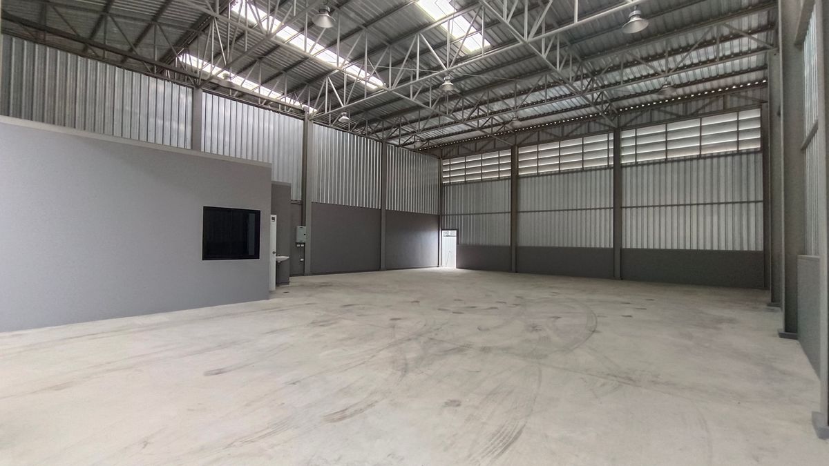 For RentWarehouseSamut Prakan,Samrong :   Warehouse & office for Rent, area 230 sqm. electric 3 phase 📍 Phra Samut Chedi, Samutprakan