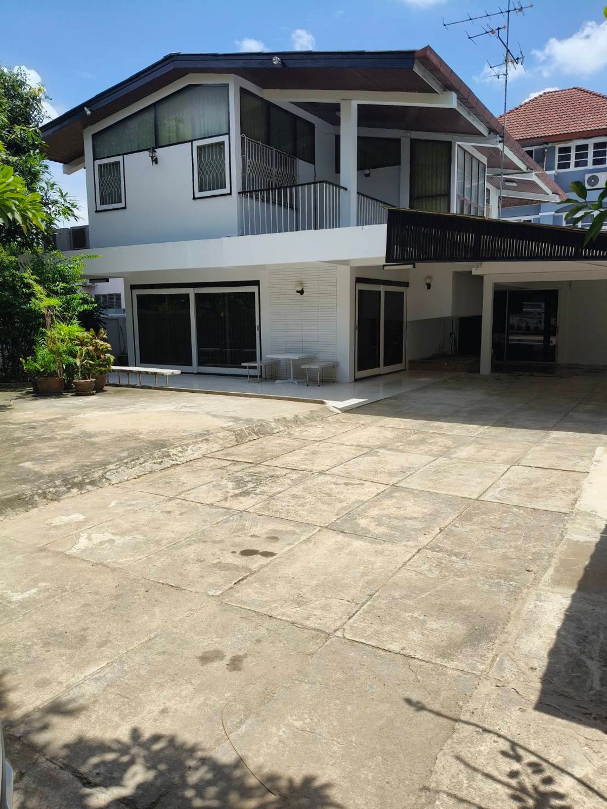For RentHouseBang Sue, Wong Sawang, Tao Pun : Single house 125 sq.w. 4 bedrooms, can be used as an office, near MRT Tiwanon Station