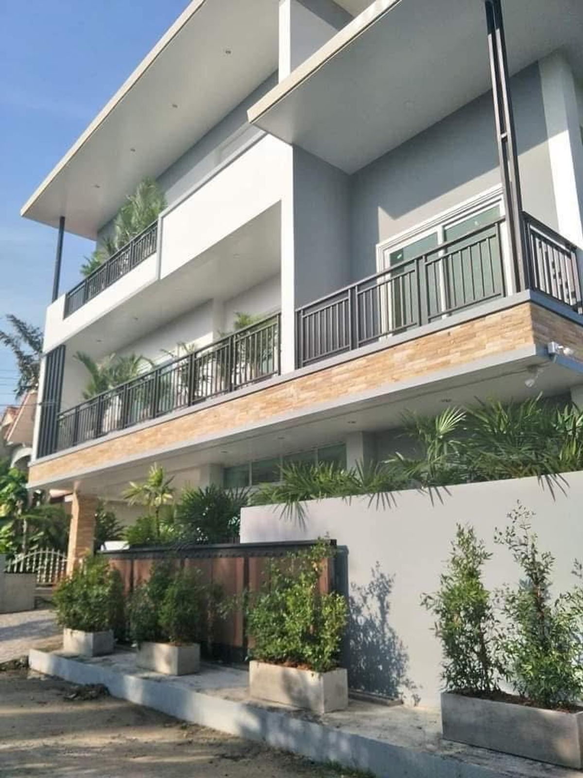 ให้เช่าบ้านเชียงใหม่ : 🏡✈️ให้เช่าบ้าน 3 ชั้น หลังใหญ่ ใกล้สนามบิน – ใกล้ รร.นานาชาติ พร้อมเฟอร์นิเจอร์ครบ 