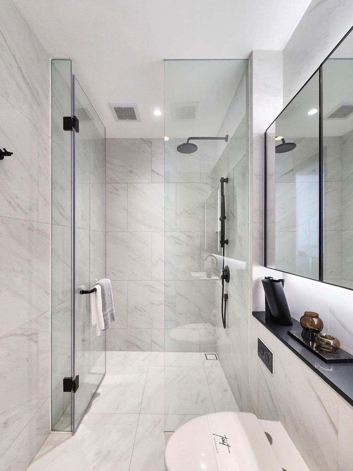 For SaleCondoSathorn, Narathiwat : 📢👇Sell with tenant til June 2026 Luxury petfriendly place , unaffected by the incident, nice modern decoration