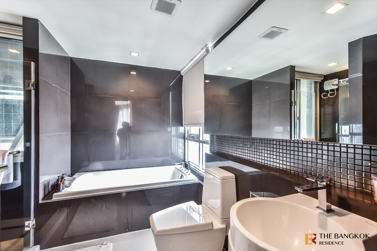 ขายคอนโดสาทร นราธิวาส : ✨ Spacious Fully Furnished Unit - Rhythm Sathorn near Bts Saphan Taksin