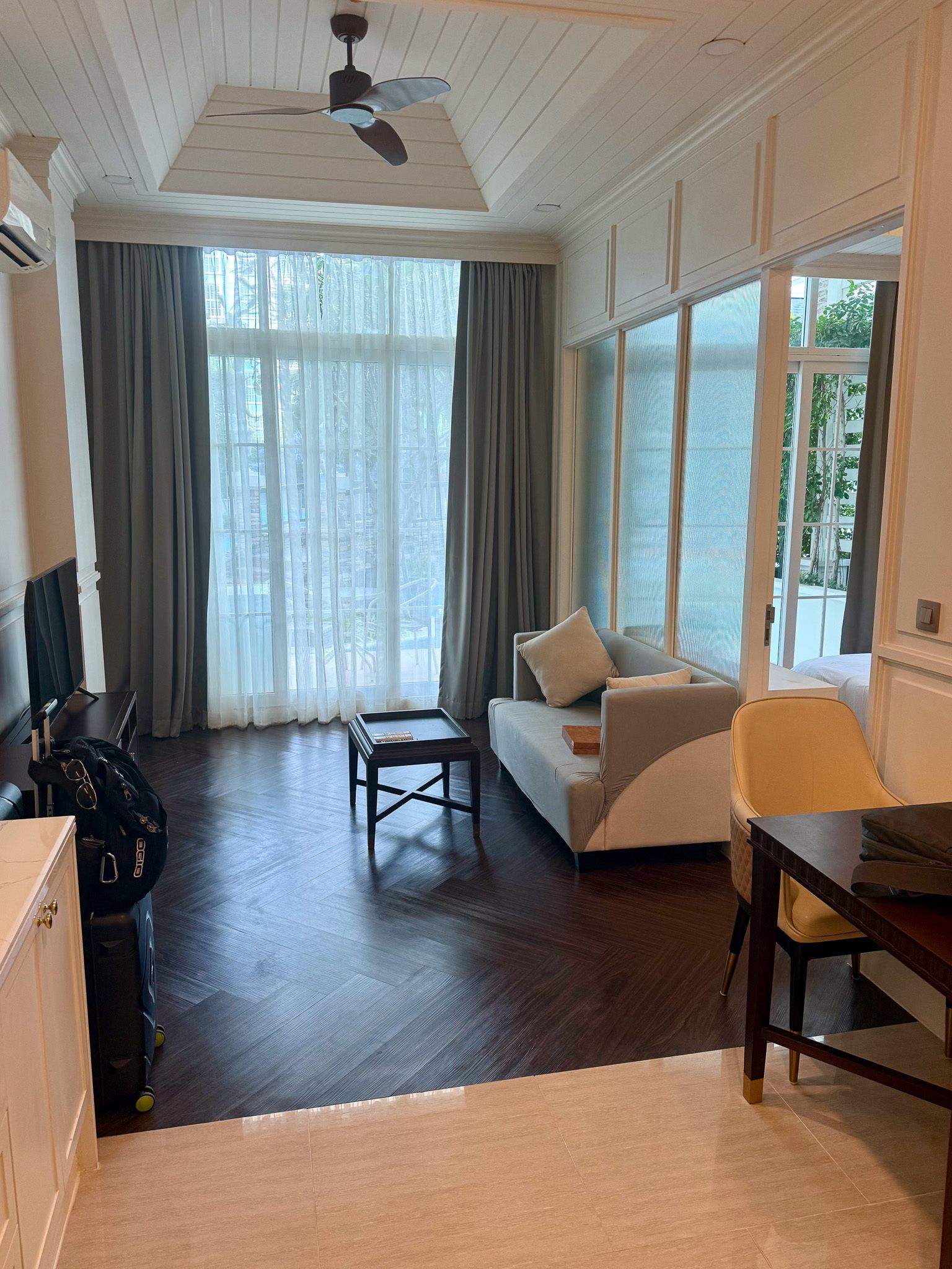 For SaleCondoPattaya, Bangsaen, Chonburi : Beachfront Bliss in Na Jomtien - Direct Pool Access U5620801