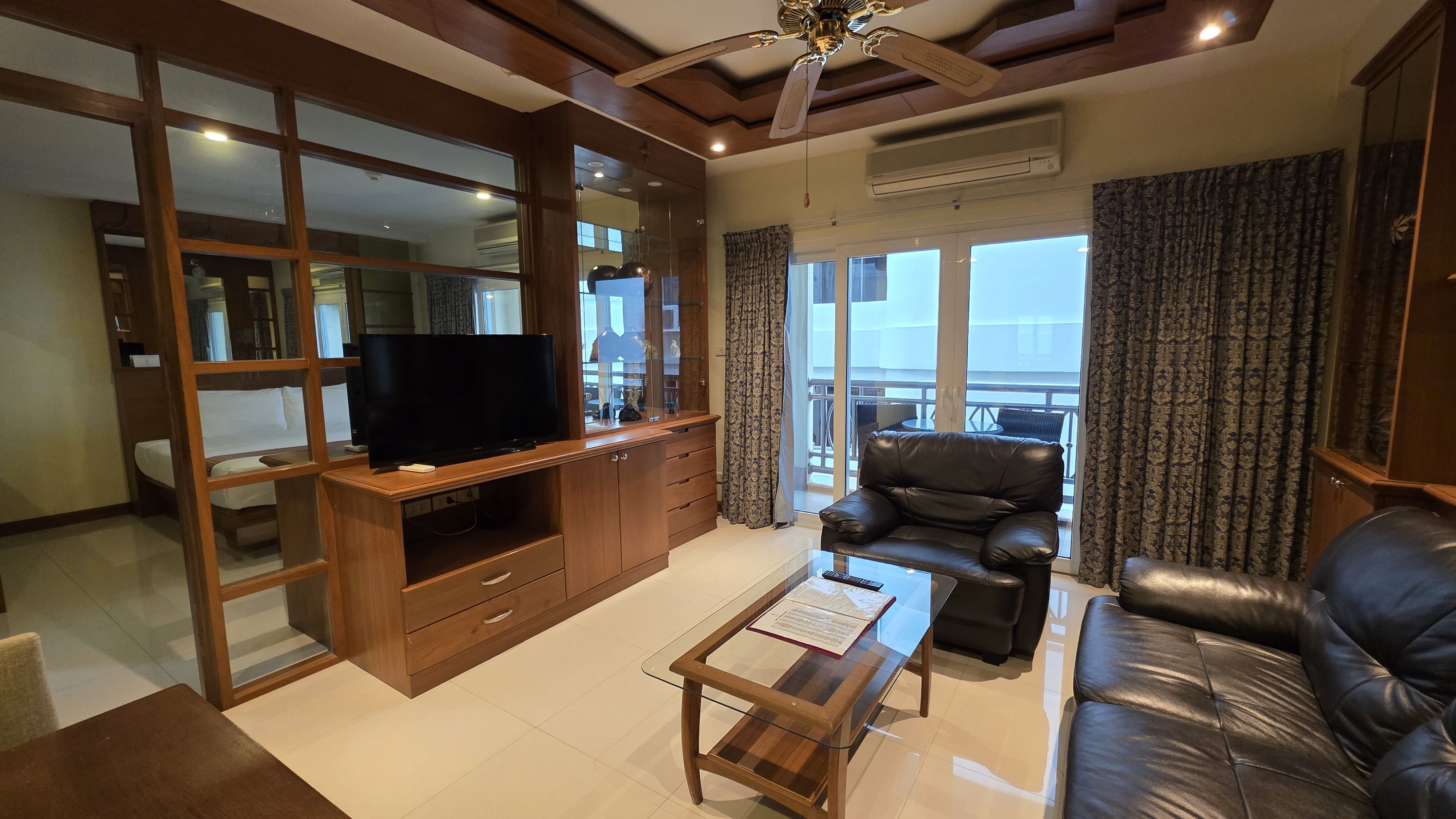 For SaleCondoPattaya, Bangsaen, Chonburi : 1 Bedroom Condo for sale at The Whitehouse Condotel U5613904