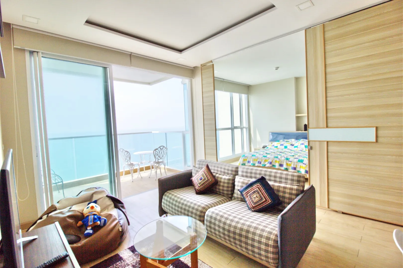 For SaleCondoPattaya, Bangsaen, Chonburi : Beachfront Luxury: Your Own Slice of Paradise with Ceteus U150835