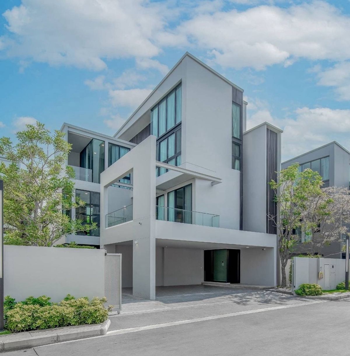 ให้เช่าบ้านลาดกระบัง สุวรรณภูมิ : ให้เช่าบ้านเดี่ยว 🏠 โครงการ VIVE 2 กรุงเทพกรีฑา ✨ตกแต่งพร้อมเข้าอยู่✨ ขนาด 80 ตร.ว. 4 ห้องนอน 5 ห้องน้ำ 🔖 ราคาพิเศษ 250,000 บาท

