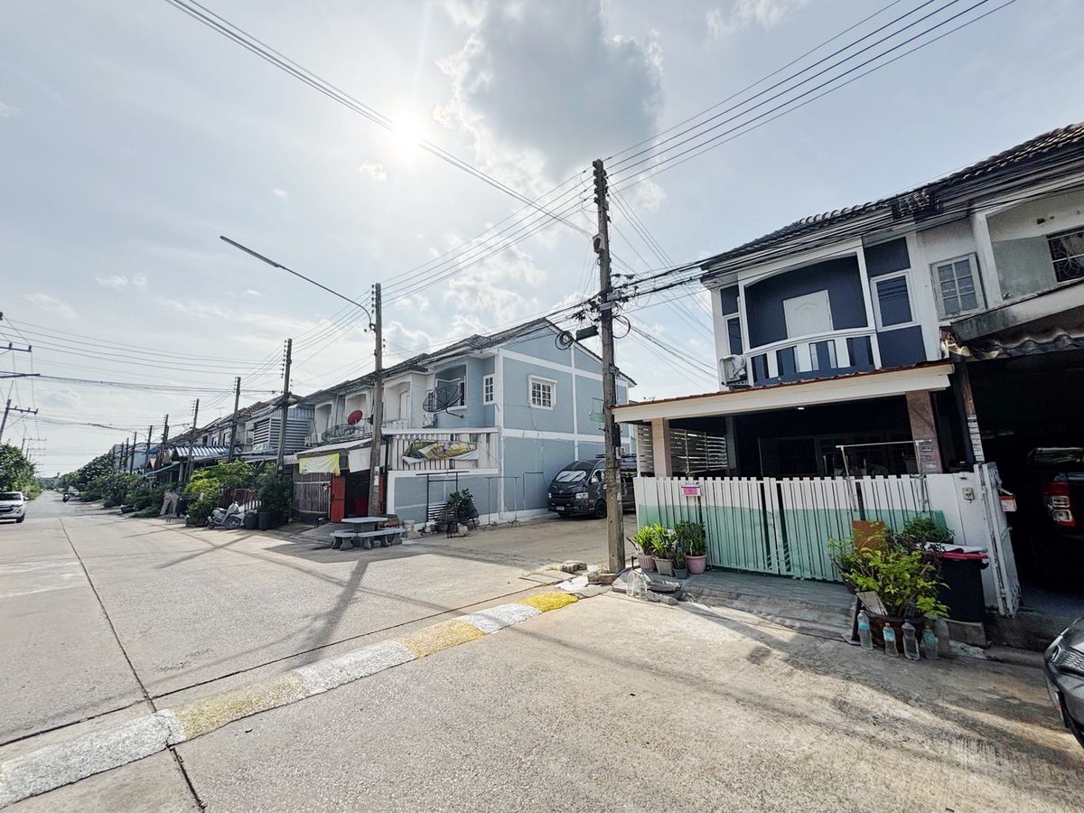 ขายทาวน์โฮมปทุมธานี รังสิต ธรรมศาสตร์ : หมู่บ้านแก้วขวัญ 1 ใกล้สถานีรถไฟฟ้าคูคต ถนนเสมา- ฟ้าคราม ต. คูคต อ. ลำลูกกา จ. ปทุมธานี 
