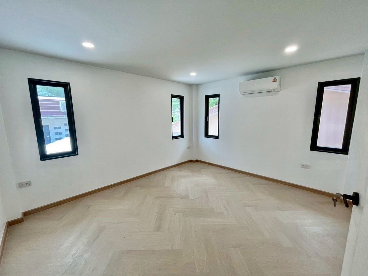 For SaleHousePattanakan, Srinakarin : Single house in Soi Phatthanakan, completely renovated, beautiful and new, modern style, ready to move in