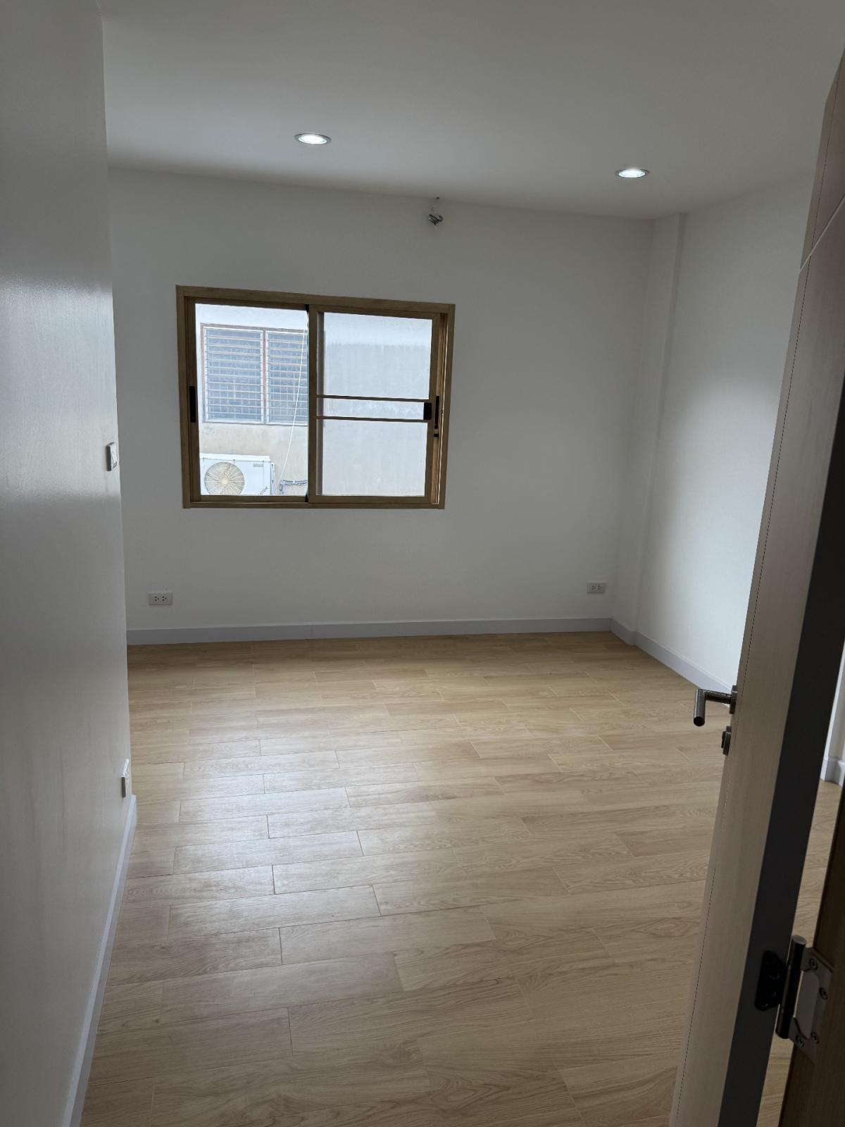 ให้เช่าทาวน์โฮมบางนา แบริ่ง ลาซาล : For Rent New Renovated Townhouse Sanphawut Rd., Soi SetthaNear Southeast Bangkok University & Attawit College + Fully furnished Ready to move in+ 2 Bed  2 Bath+ Living room kitchen dining table+ Air Conditioners  Water heater+ Great for living or home