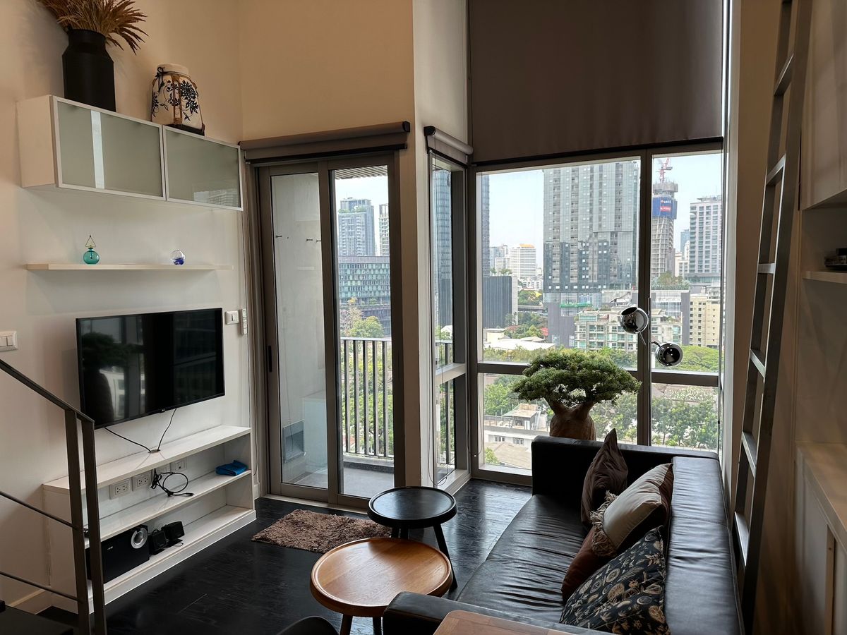 ให้เช่าคอนโดสุขุมวิท อโศก ทองหล่อ : Pet friendly condo for rent, near BTS Thonglor, loft unit, high ceiling