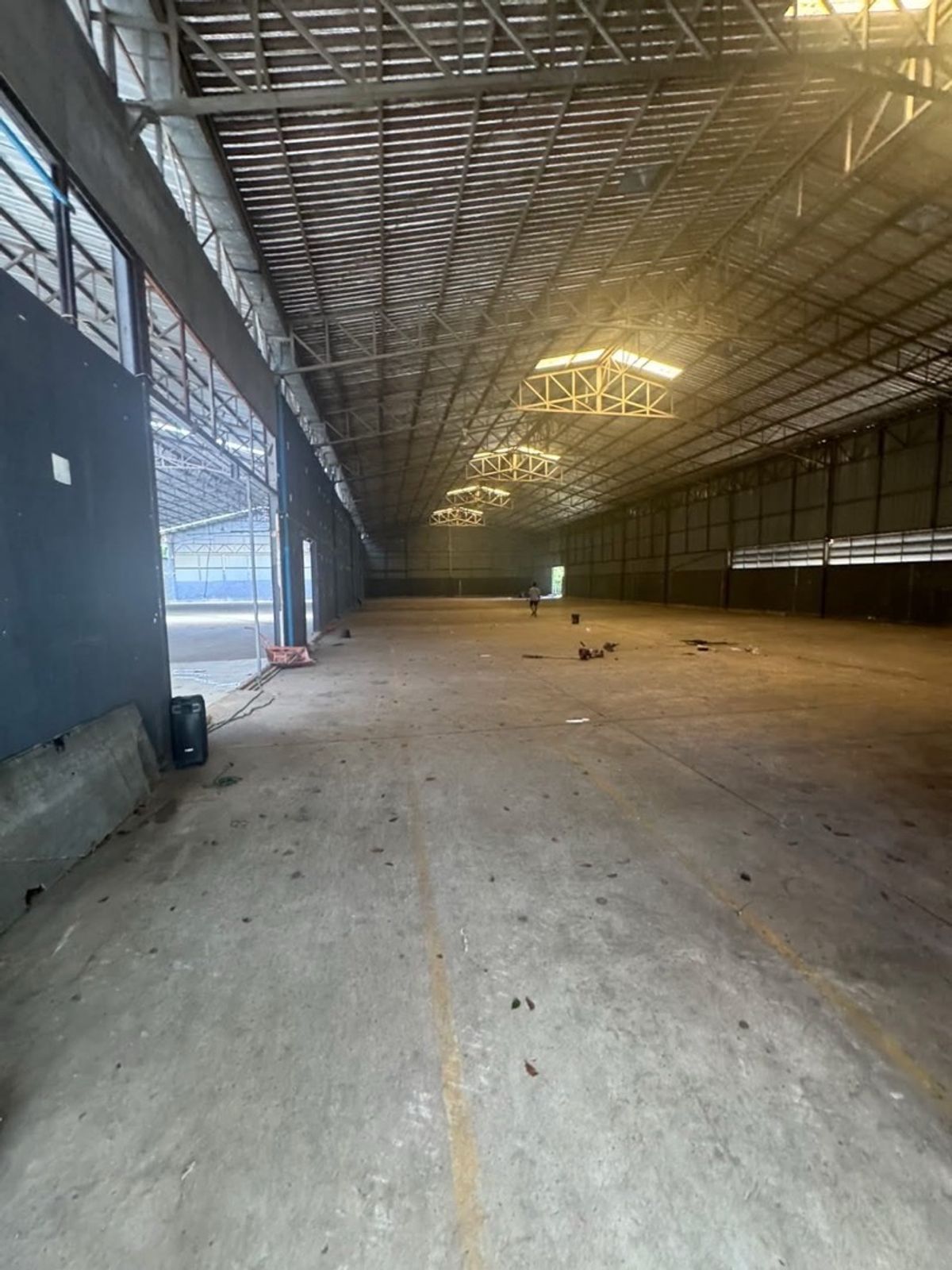 WarehousePathum Thani,Rangsit, Thammasat : 📢👇Warehouse for Sale & Rent | 1,200–2,400 sq.m. | 10 Rai Land | Pathum ThaniPrime location near major expressways, ideal for storage and distribution. Wide roads, easy access for large trucks. Only 10 minutes to Talaad Thai Market.