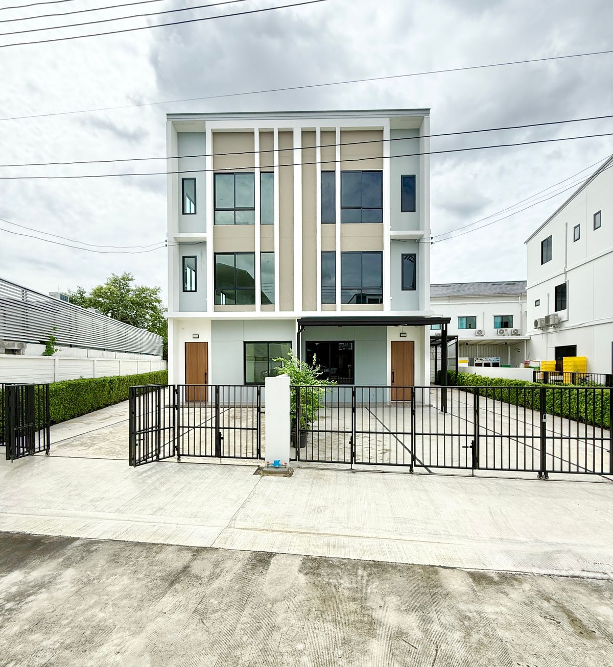 For SaleHome OfficeNawamin, Ramindra : Home Office - Twin House 3, 45 Wales 217 sqm. 2 Office 2 Bells 4 Water 6 Parking