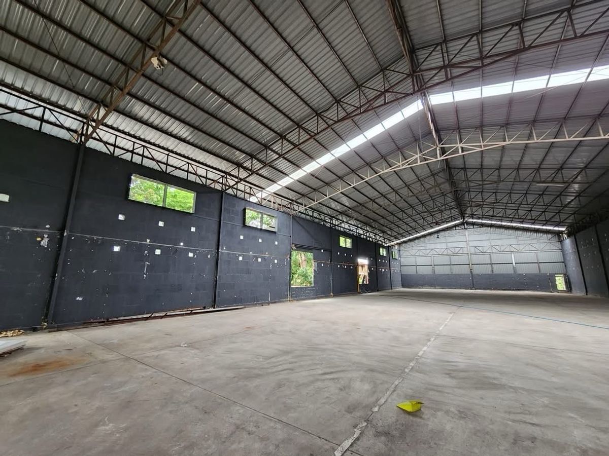 WarehousePathum Thani,Rangsit, Thammasat : 📢👇Warehouse for Sale & Rent | 1,200–2,400 sq.m. | 10 Rai Land | Pathum ThaniPrime location near major expressways, ideal for storage and distribution. Wide roads, easy access for large trucks. Only 10 minutes to Talaad Thai Market.