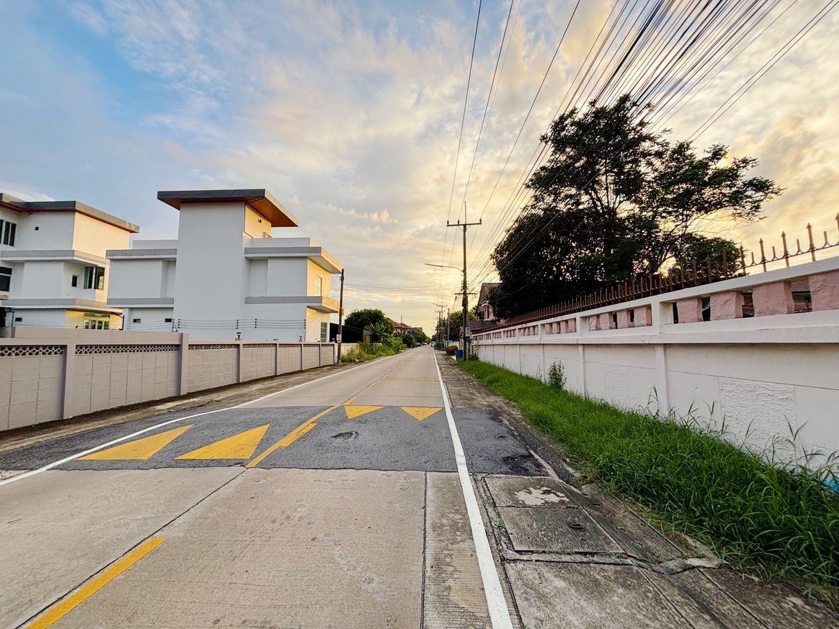 ขายที่ดินปทุมธานี รังสิต ธรรมศาสตร์ : ที่ดิน พร้อมบ้านเดี่ยวทรงไทย 2 ชั้น  เดินทางสะดวกใกล้ BTS และสนามบินดอนเมือง ถนนพหลโยธิน ซ. กม.27 ต.คูคต อ.ลำลูกกา จ.ปทุมธานี