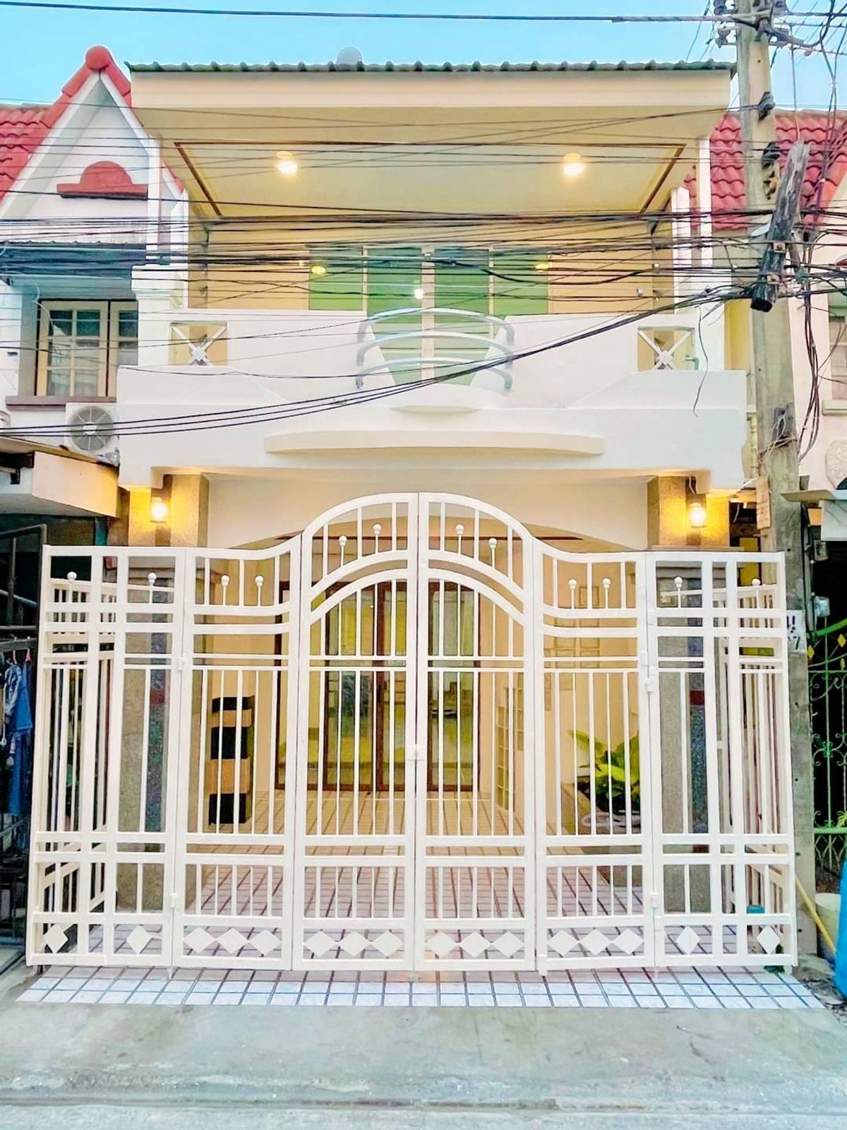 ขายทาวน์โฮมแจ้งวัฒนะ เมืองทอง : ทาวน์เฮาส์ 2 ชั้น ขนาดพื้นที่ 17 ตร.ว. รีโนเวทสวย / หมู่บ้านรุ่งทรัพย์ ซอยสามัคคี 34 ขาย 2.29 ลบ.