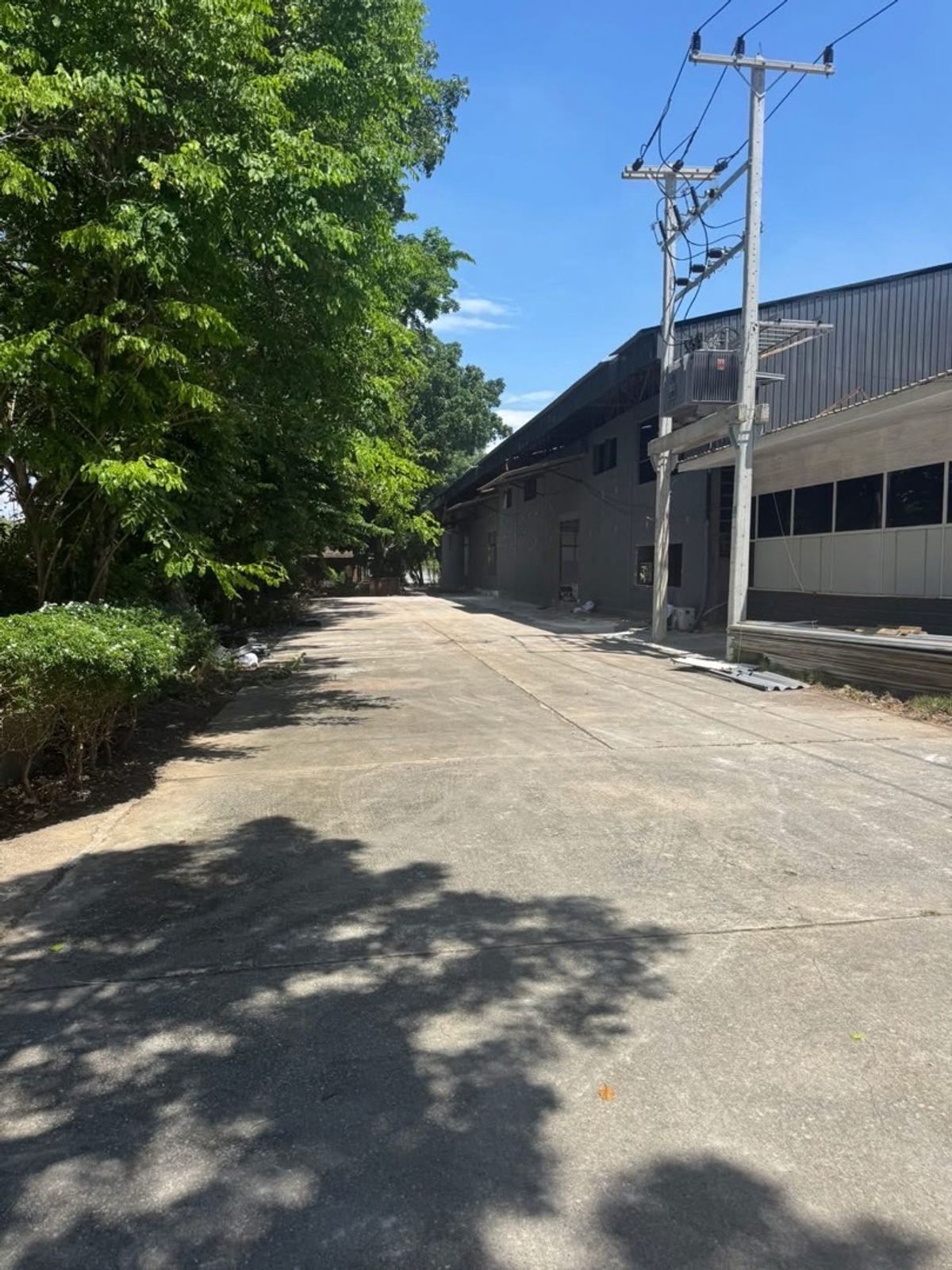 WarehousePathum Thani,Rangsit, Thammasat : 📢👇Warehouse for Sale & Rent | 1,200–2,400 sq.m. | 10 Rai Land | Pathum ThaniPrime location near major expressways, ideal for storage and distribution. Wide roads, easy access for large trucks. Only 10 minutes to Talaad Thai Market.