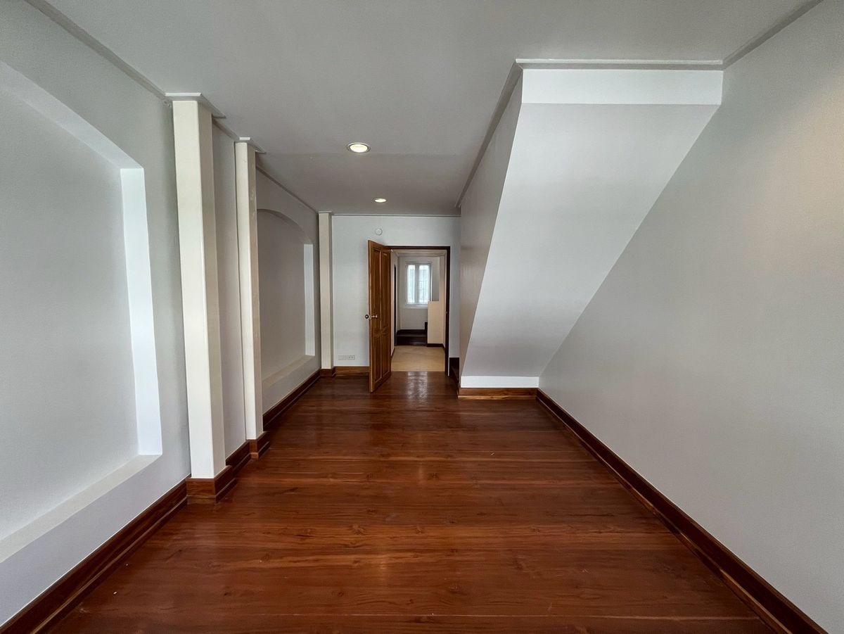 For RentRetail SpaceYaowarat, Banglamphu : Renting a 3 -story commercial building for doing business, located at Sam Yot, near Kasem / Mega, Steel Bridge and Yaowarat old market.