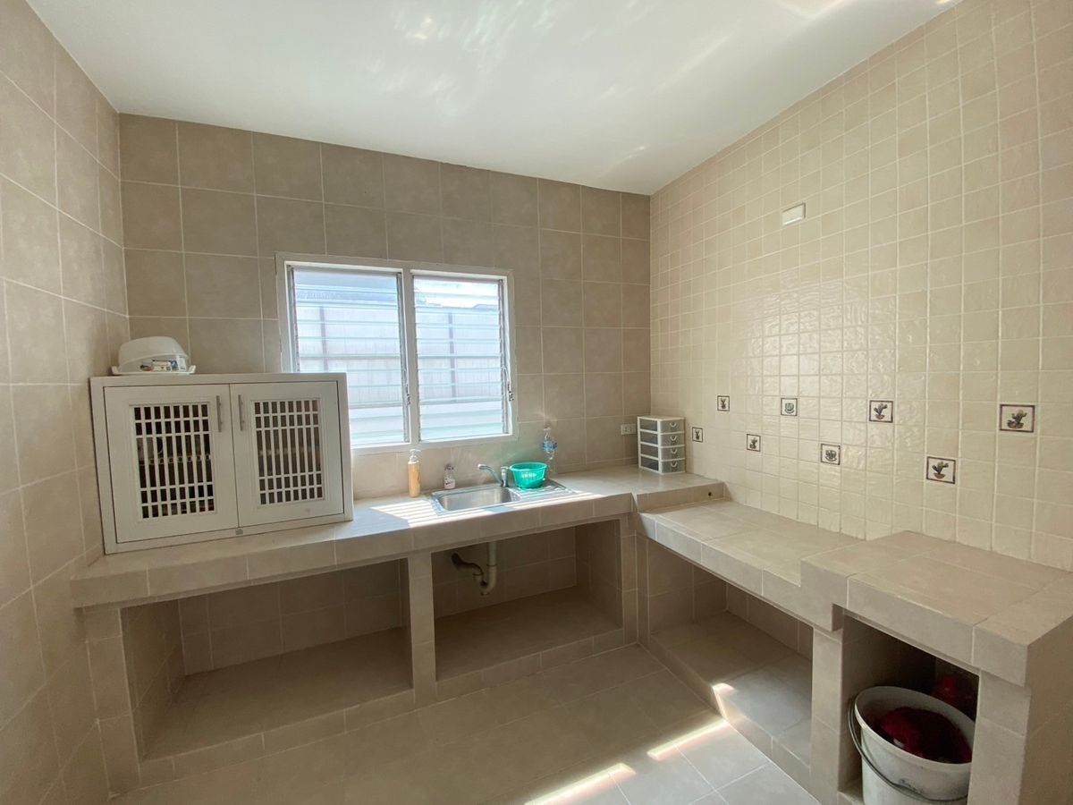 ขายบ้านนวมินทร์ รามอินทรา : ขายบ้านเดี่ยว สราญสิริ รามอินทรา  หลังใหญ่สุดในโครงการหมู่บ้าน  พื้นที่เยอะ ใกล้สวน หน้าบ้านโล่ง โปร่งสบาย