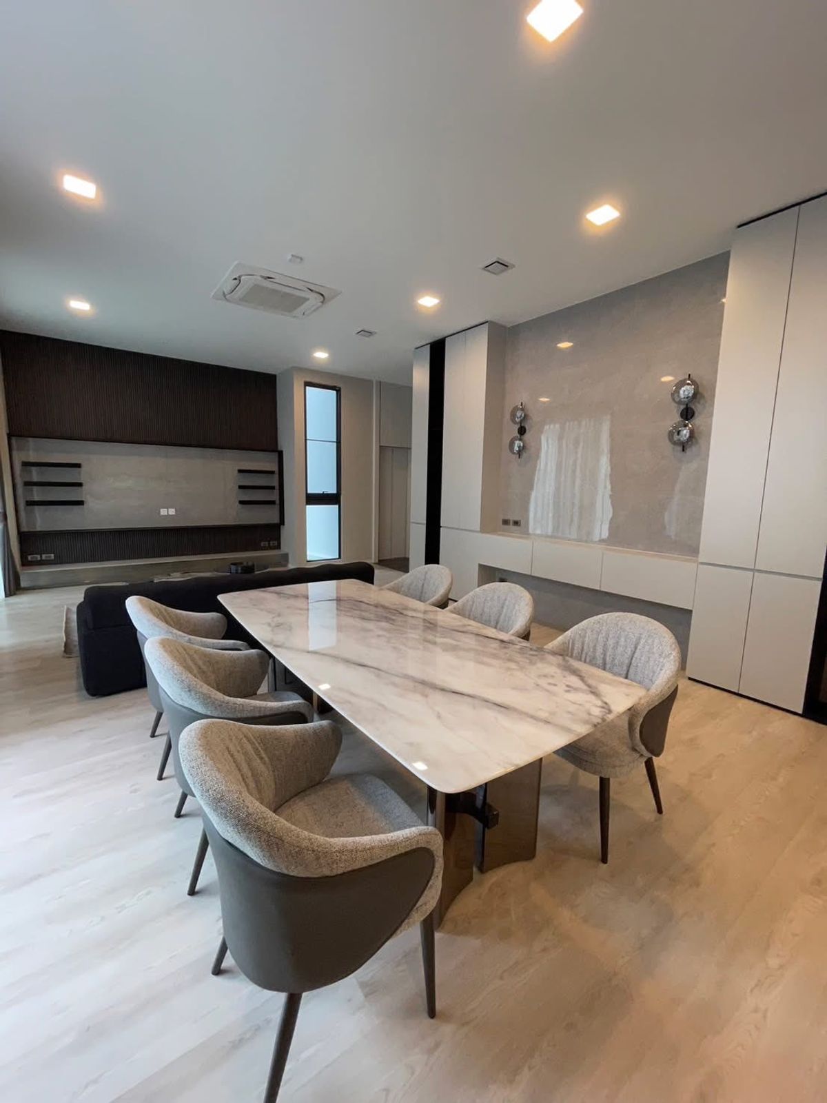 For RentHousePattanakan, Srinakarin : Rent a 3 -story luxury house with private elevator, VIVE, Krungthep Kreetha (behind the Wellington International School), only 270,000 baht.