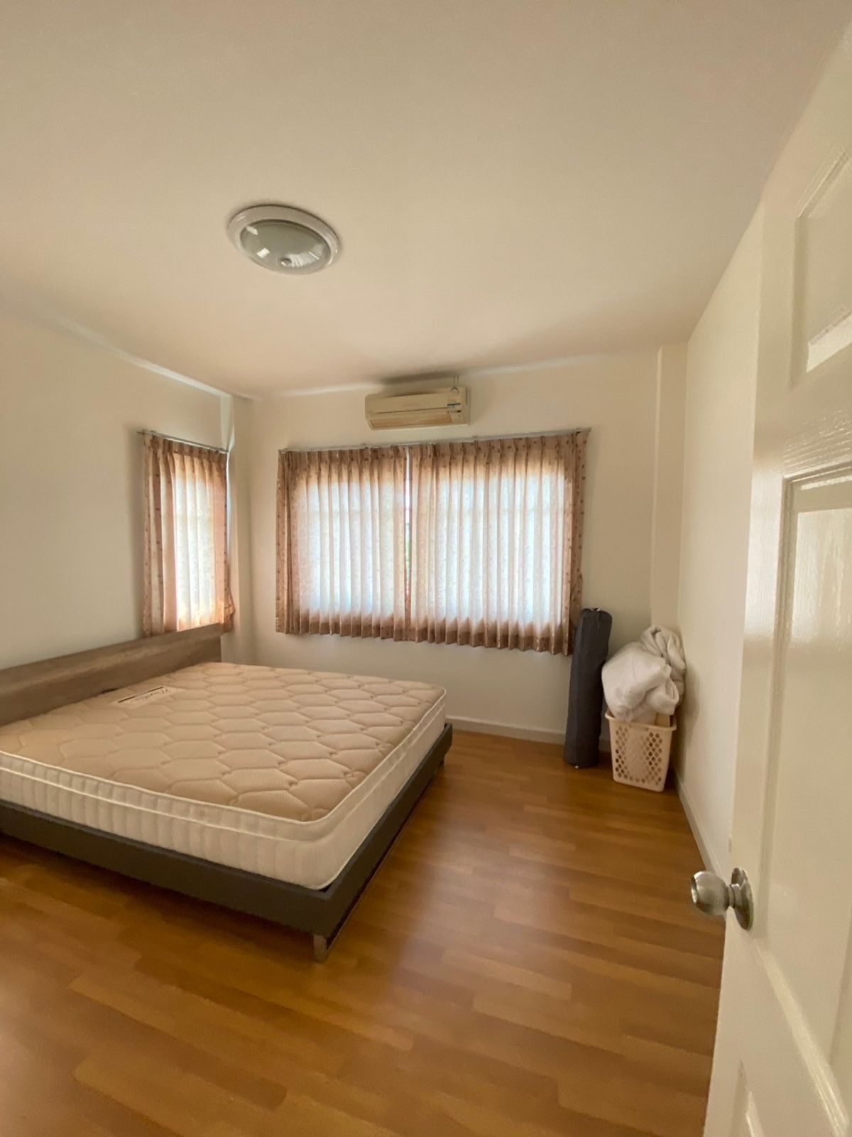 ขายบ้านนวมินทร์ รามอินทรา : ขายบ้านเดี่ยว สราญสิริ รามอินทรา  หลังใหญ่สุดในโครงการหมู่บ้าน  พื้นที่เยอะ ใกล้สวน หน้าบ้านโล่ง โปร่งสบาย