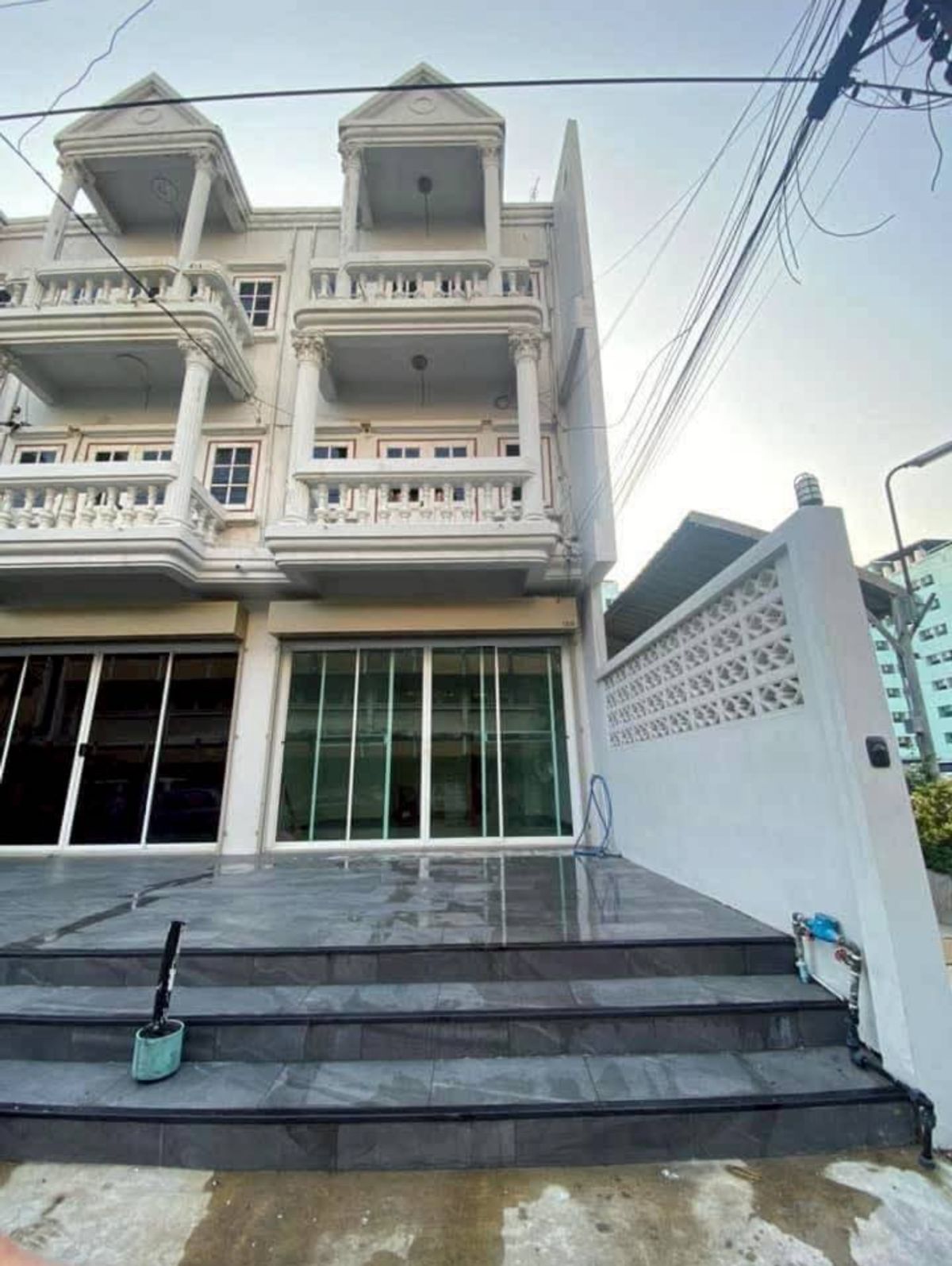 ให้เช่าอาคารพาณิชย์รัชดา ห้วยขวาง : ให้เช่า  ทาวน์โฮม 3 ชั้น  ย่านห้วยขวาง  ซอยประชาราษฎร์บำเพ็ญ 9  ห่างจาก MRT ห้วยขวาง  ประมาณ 800 เมตร  เหมาะพักอาศัย ื หรือทำ home office  หาของกินง่าย ใกล้  Tops daily และ 7-11