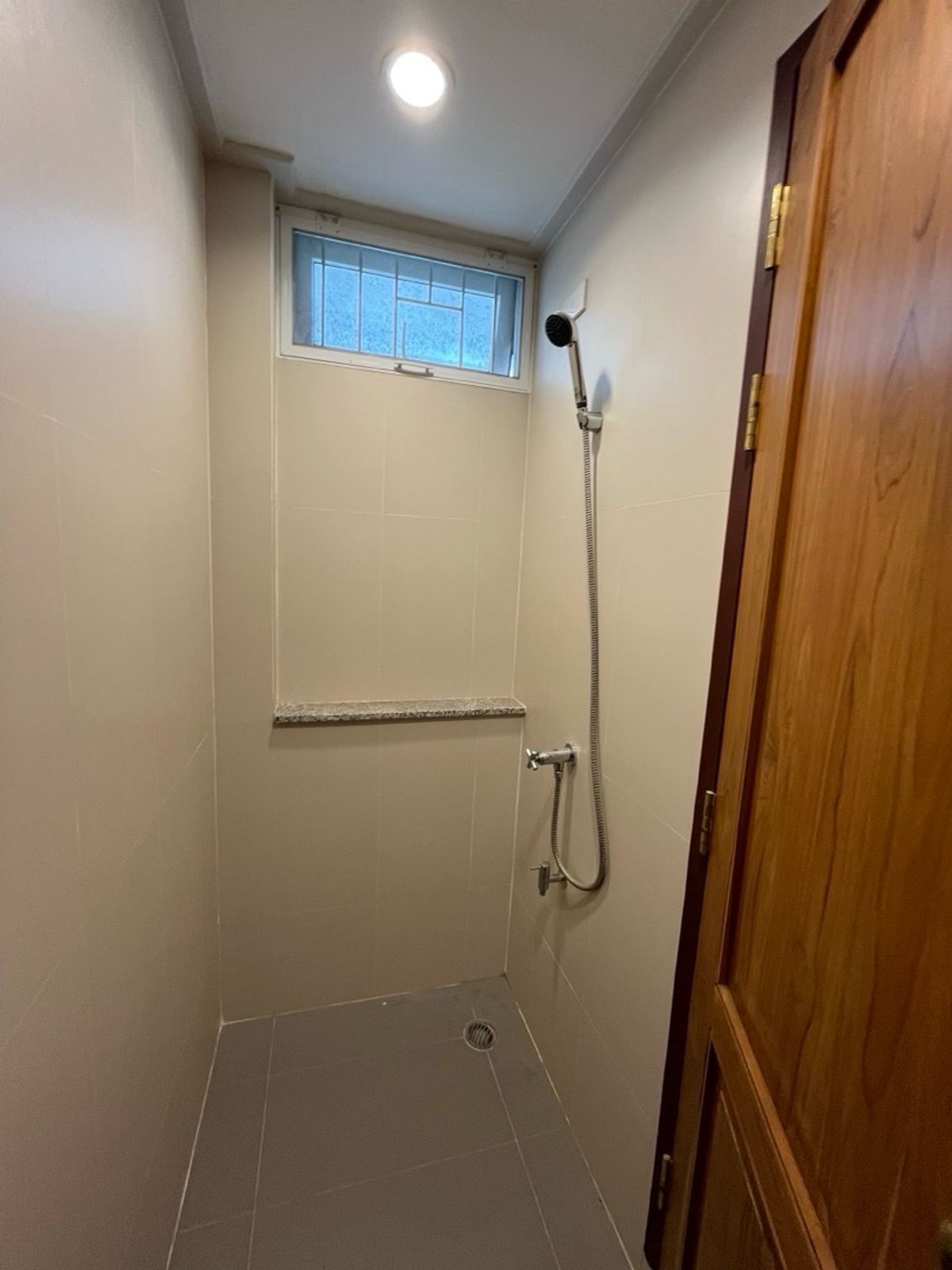 For RentRetail SpaceYaowarat, Banglamphu : Renting a 3 -story commercial building for doing business, located at Sam Yot, near Kasem / Mega, Steel Bridge and Yaowarat old market.